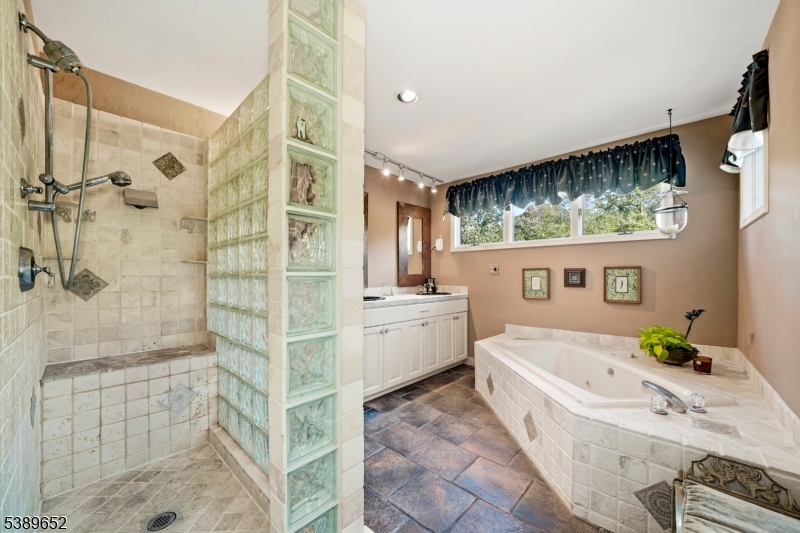 2 Waterford Ct