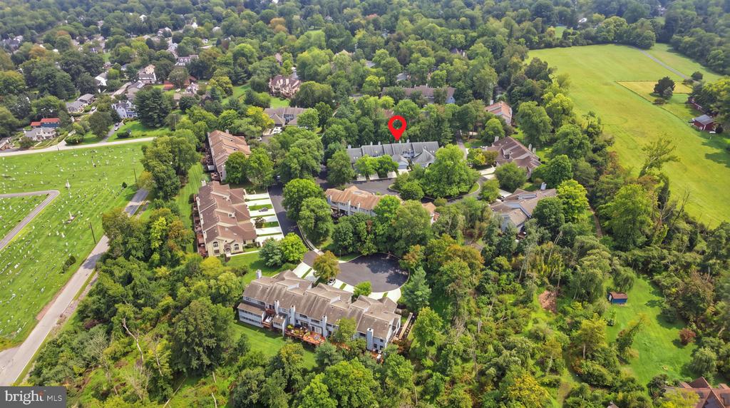 4 HILLSIDE COURT