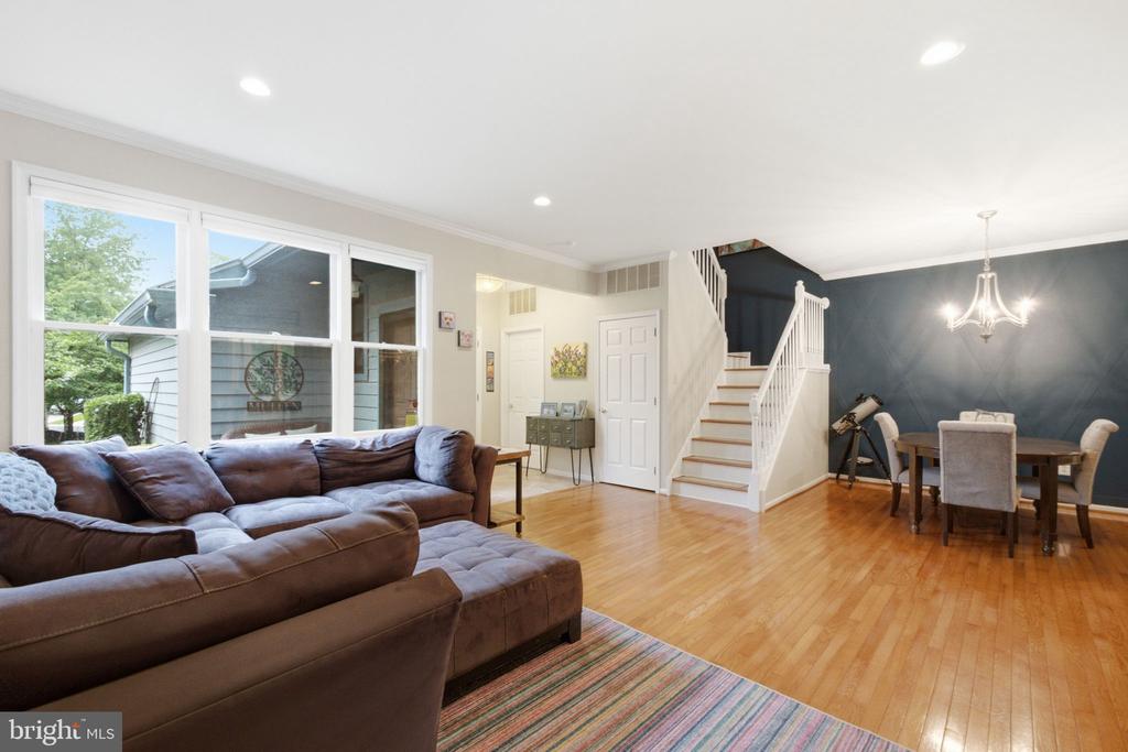 4 HILLSIDE COURT
