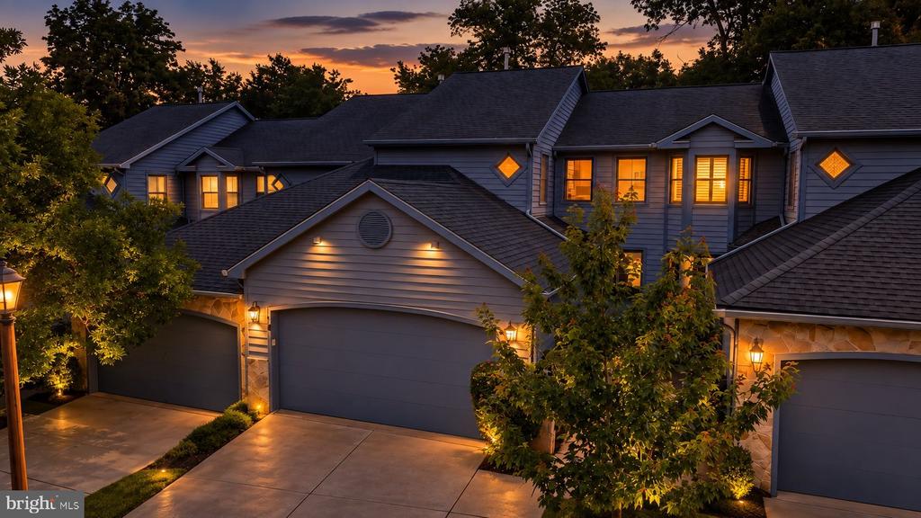 4 HILLSIDE COURT