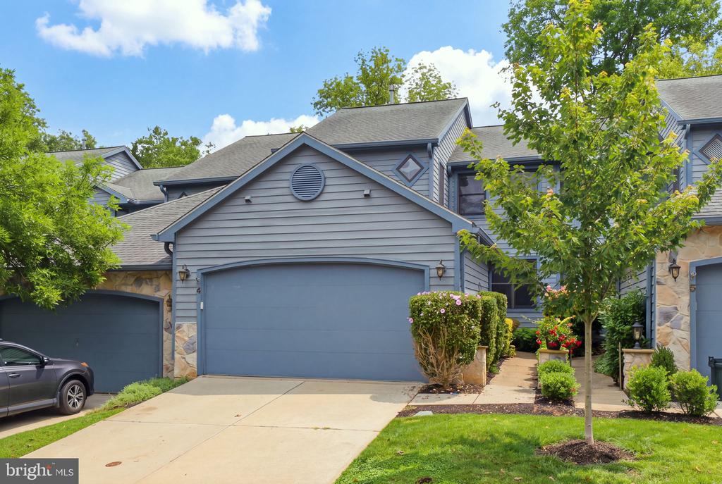 4 HILLSIDE COURT