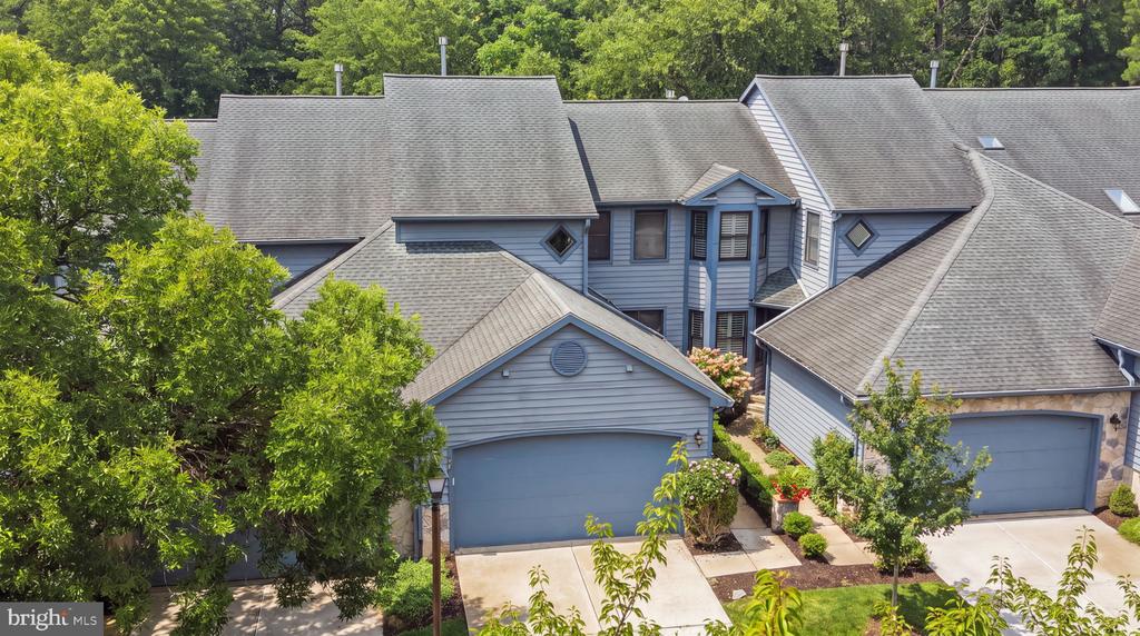 4 HILLSIDE COURT