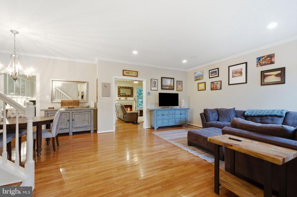 4 HILLSIDE COURT