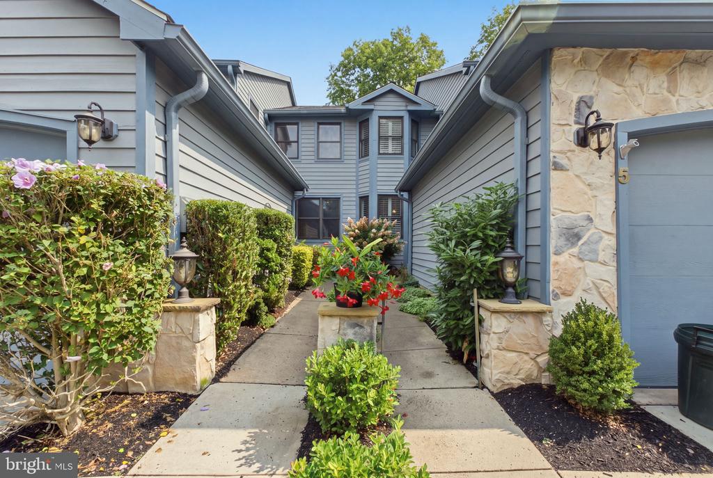 4 HILLSIDE COURT