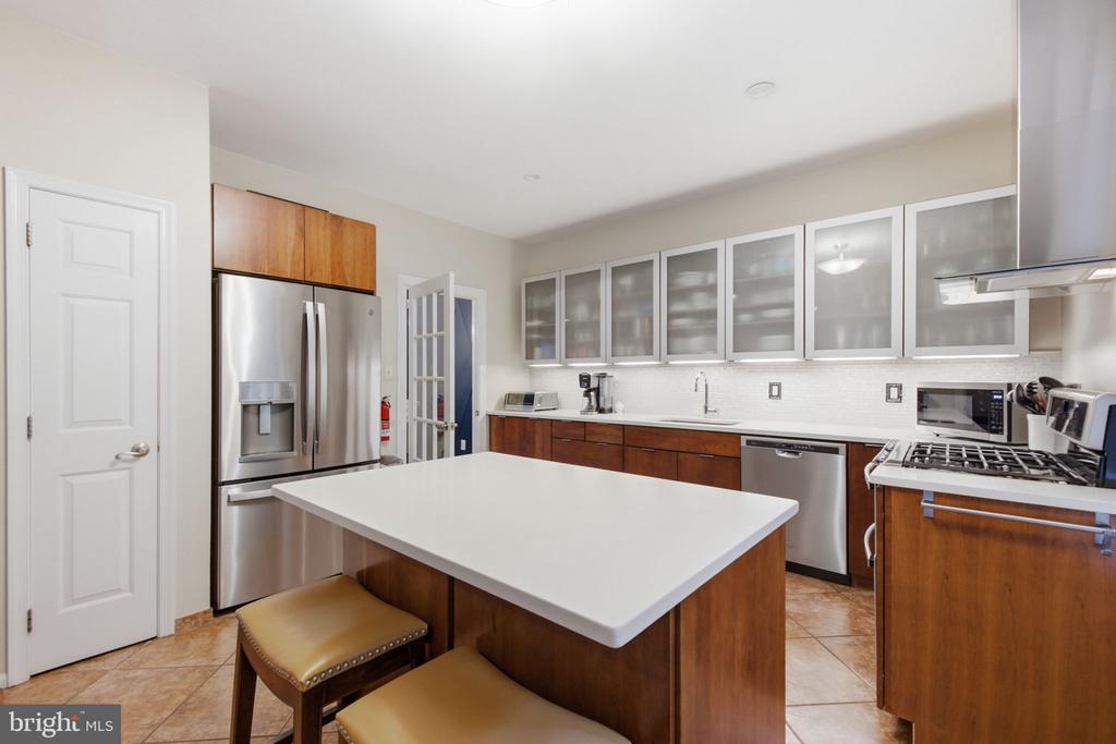 4 HILLSIDE COURT