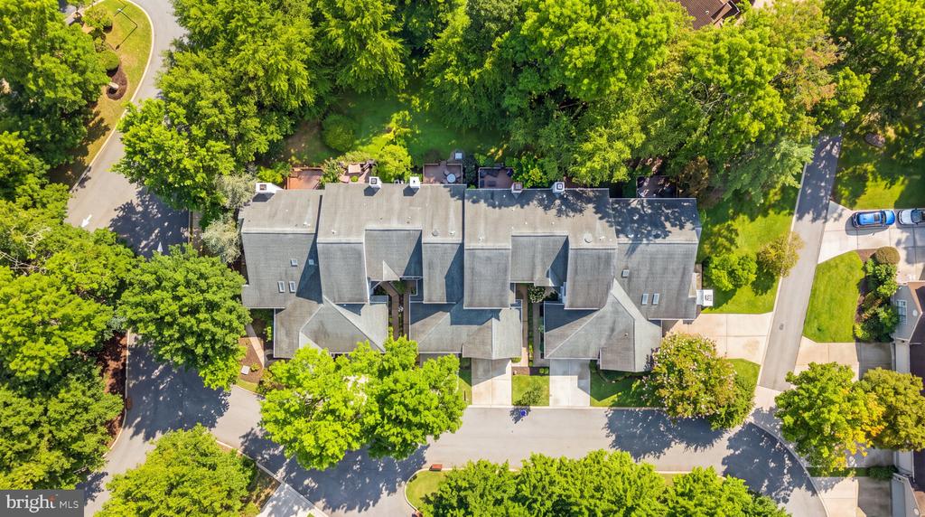 4 HILLSIDE COURT