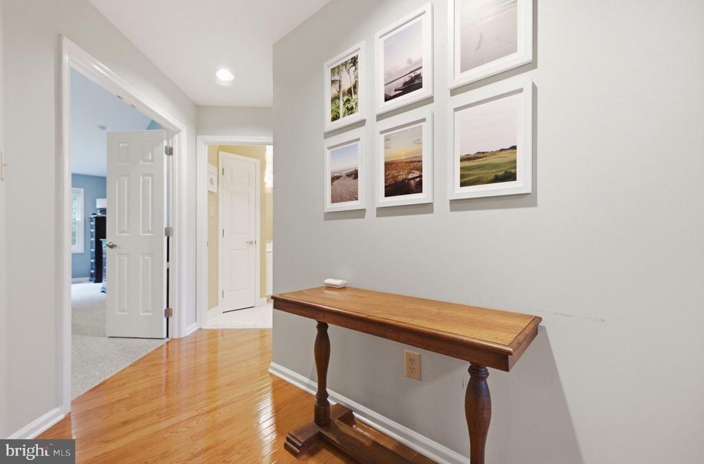 4 HILLSIDE COURT