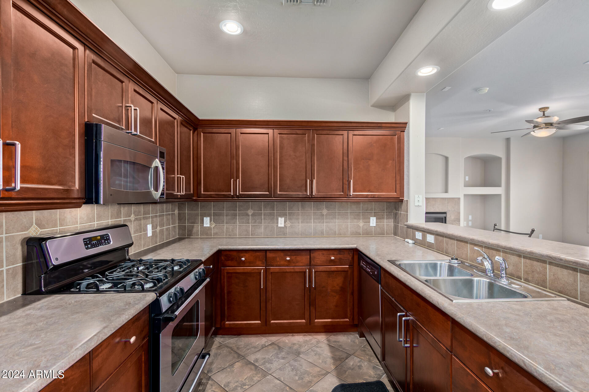 19475 N GRAYHAWK Drive, 2102