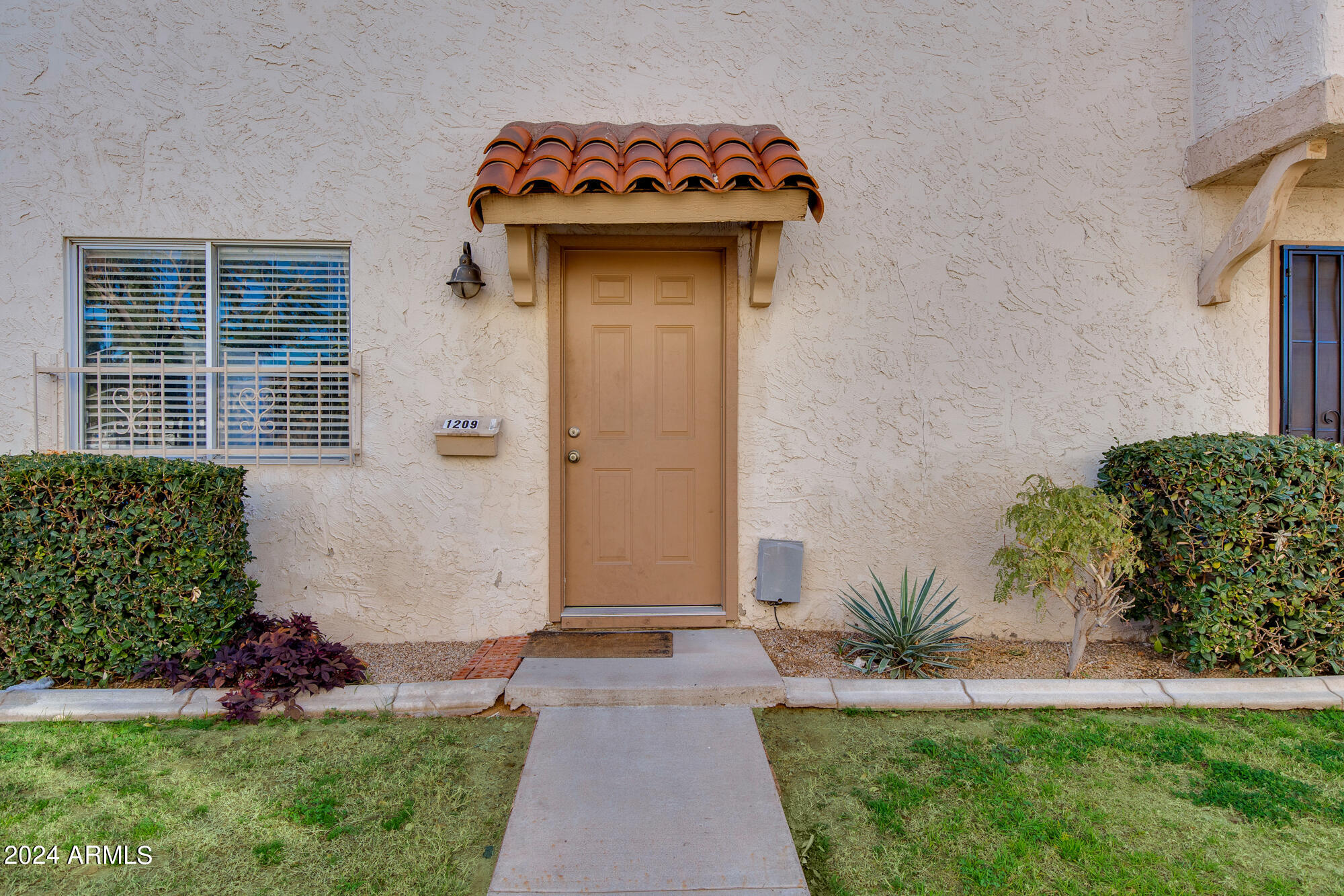 1209 E TOWNLEY Avenue