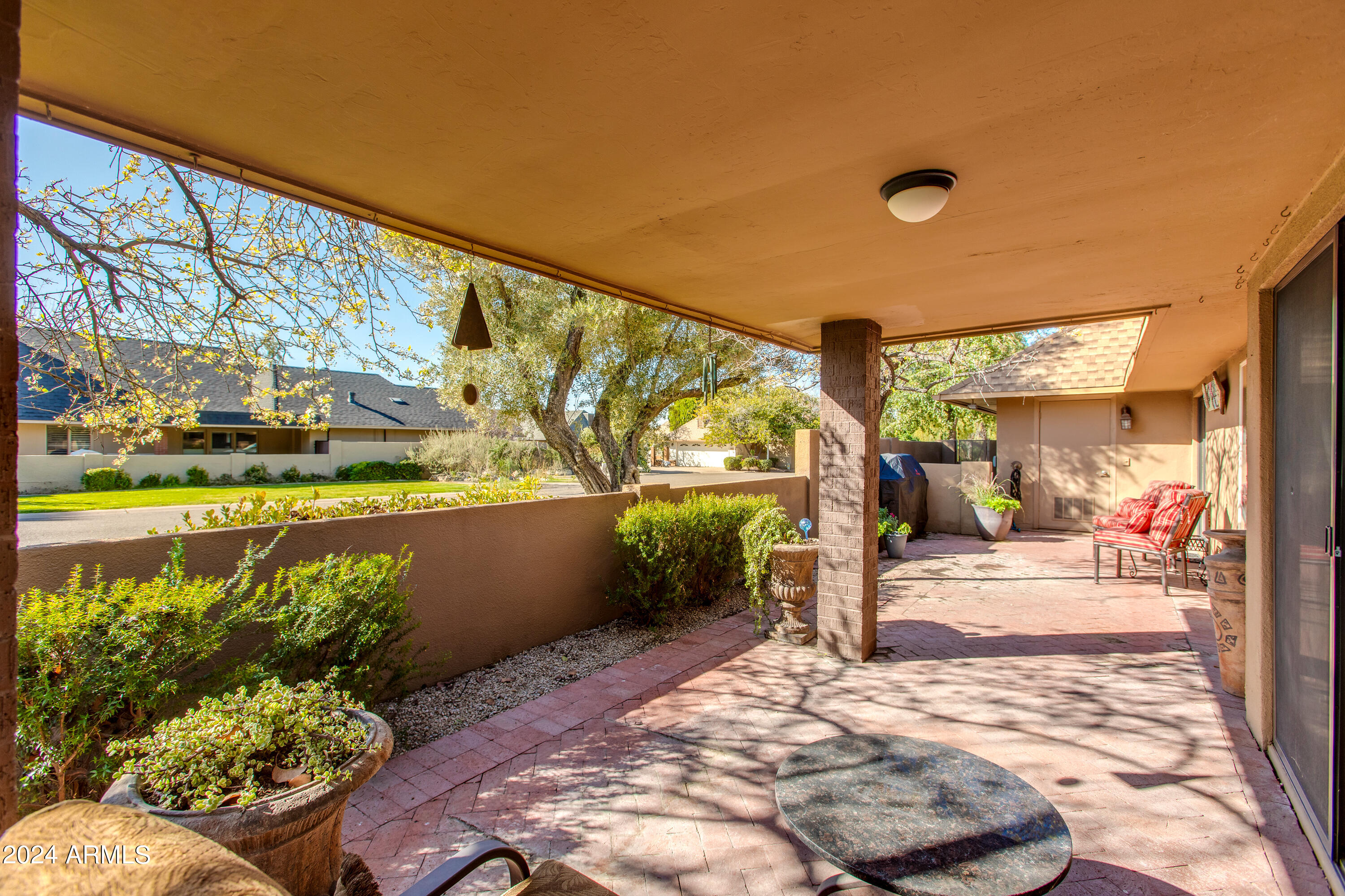 2044 E PASADENA Avenue