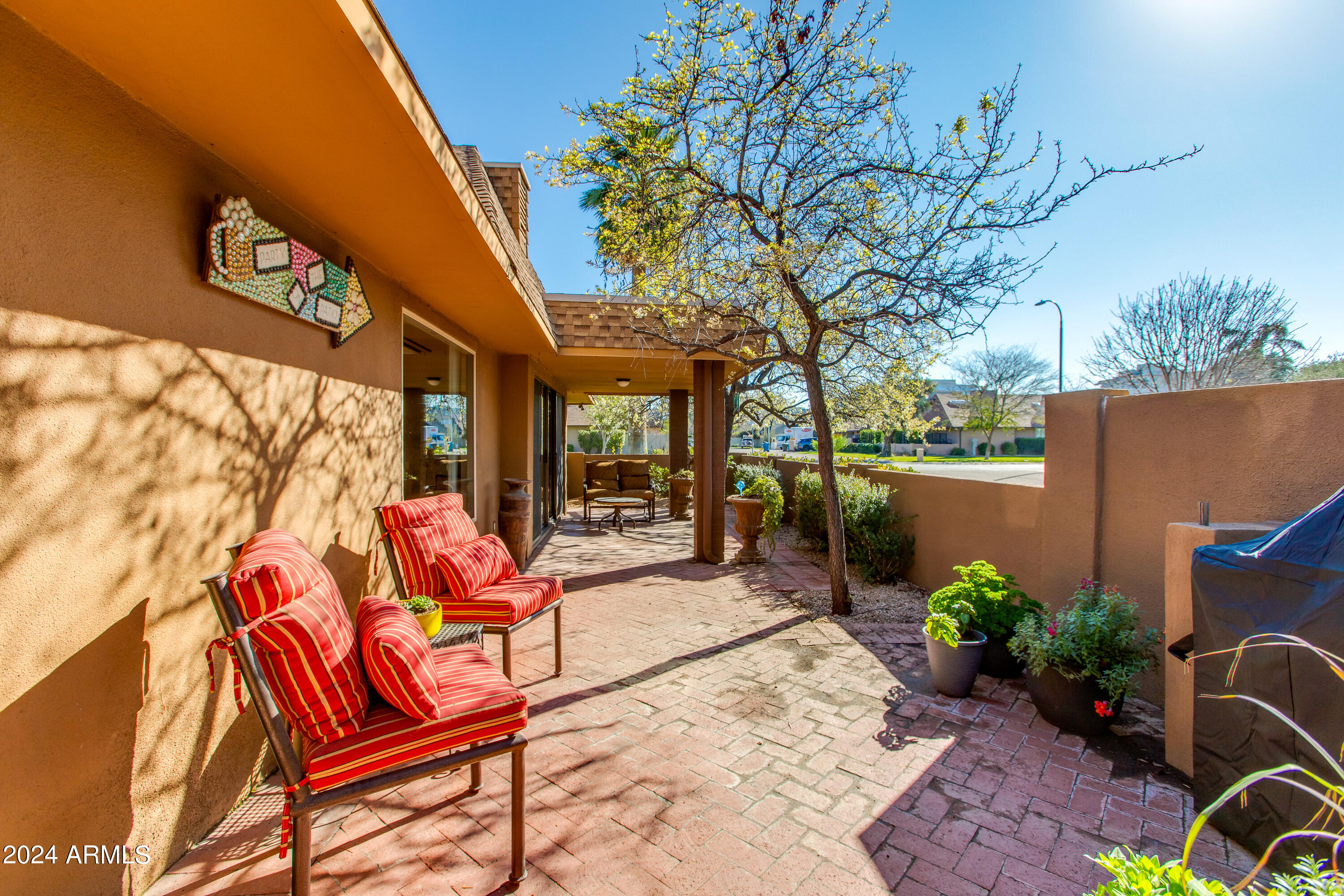 2044 E PASADENA Avenue