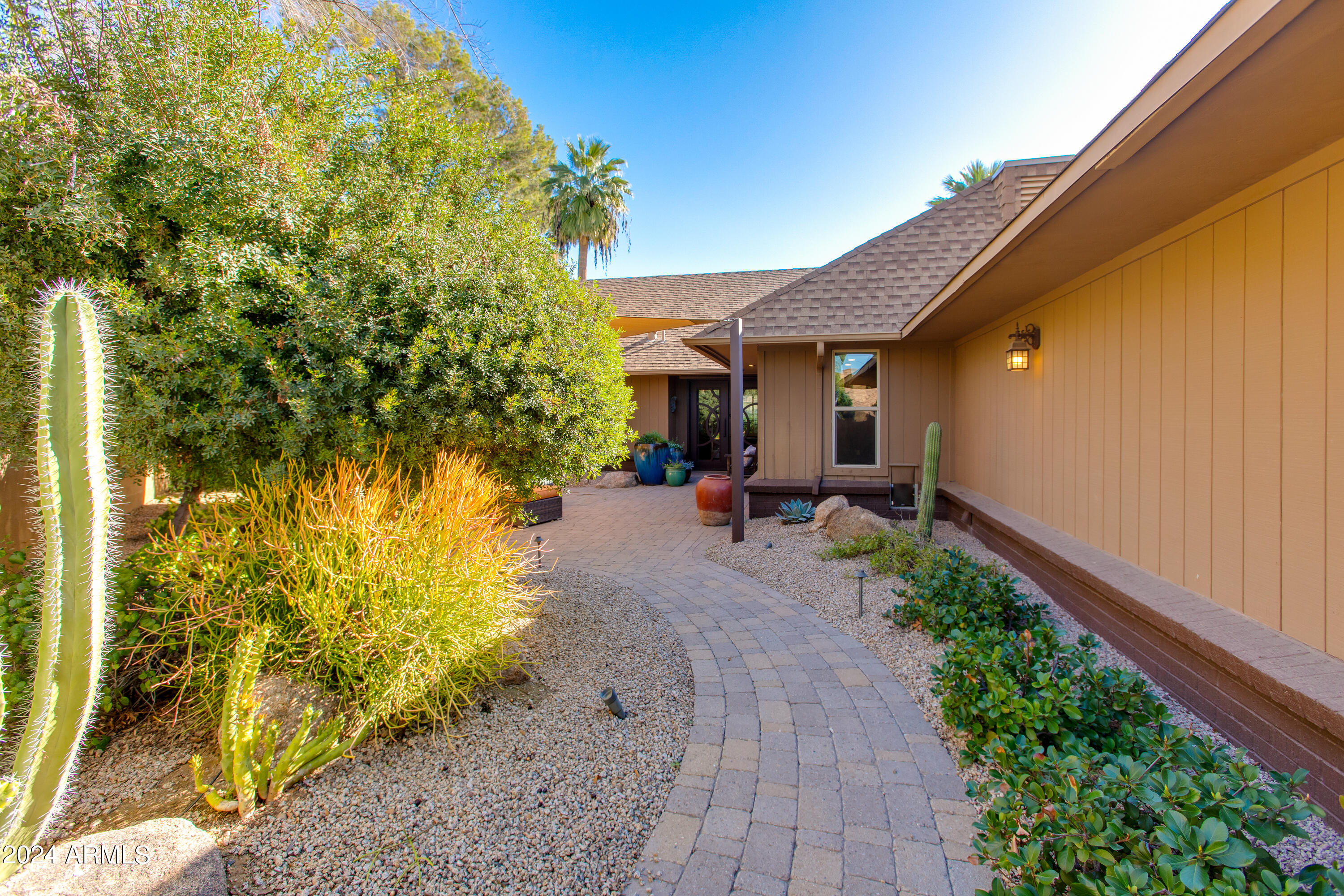 2044 E PASADENA Avenue