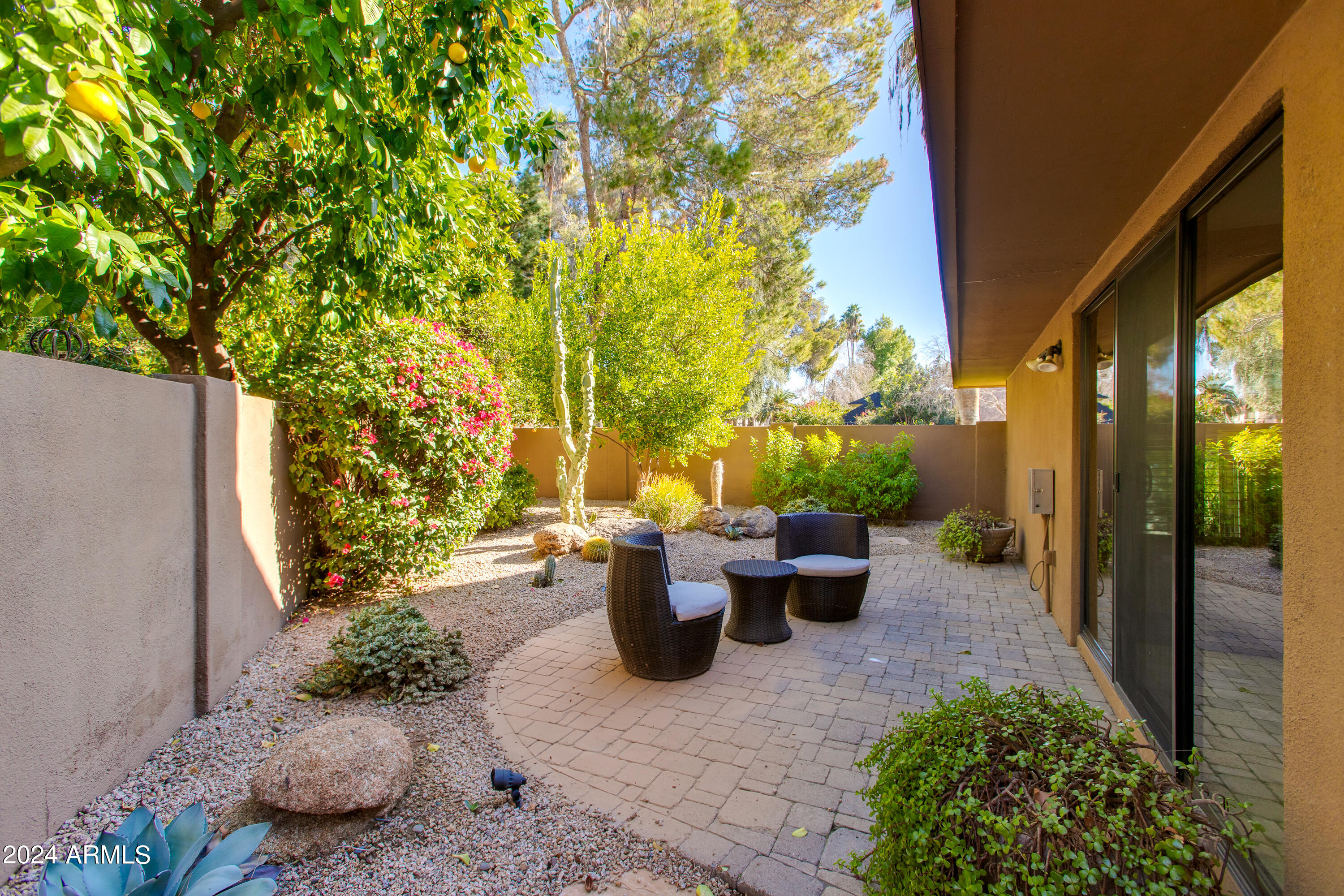 2044 E PASADENA Avenue