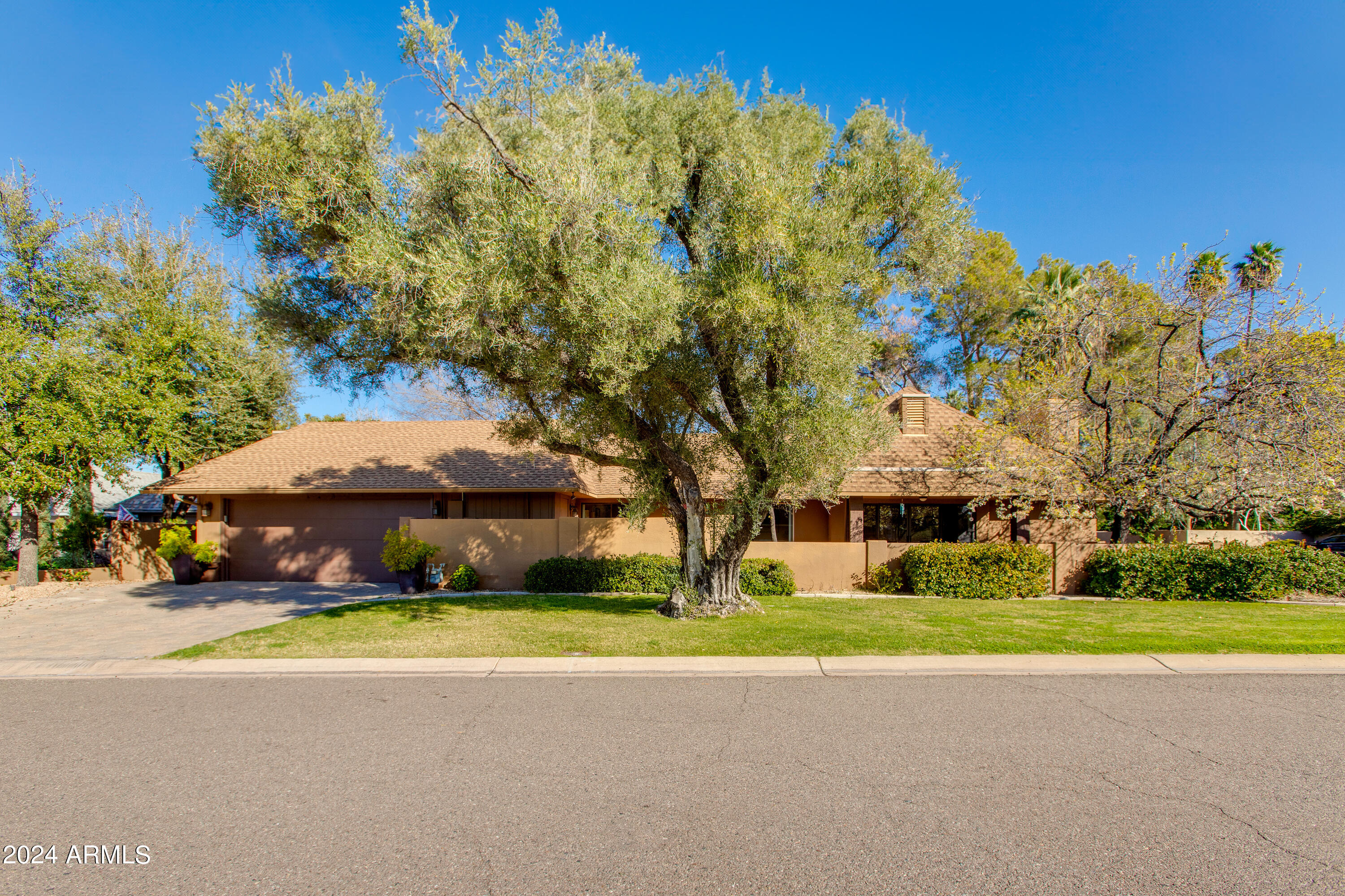 2044 E PASADENA Avenue