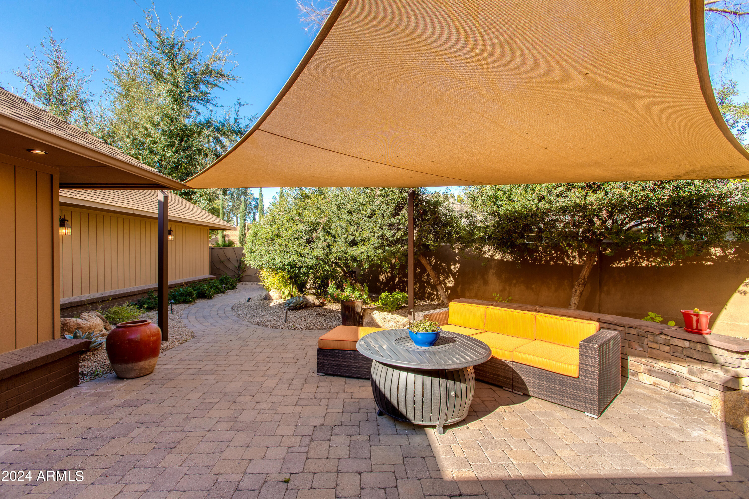 2044 E PASADENA Avenue