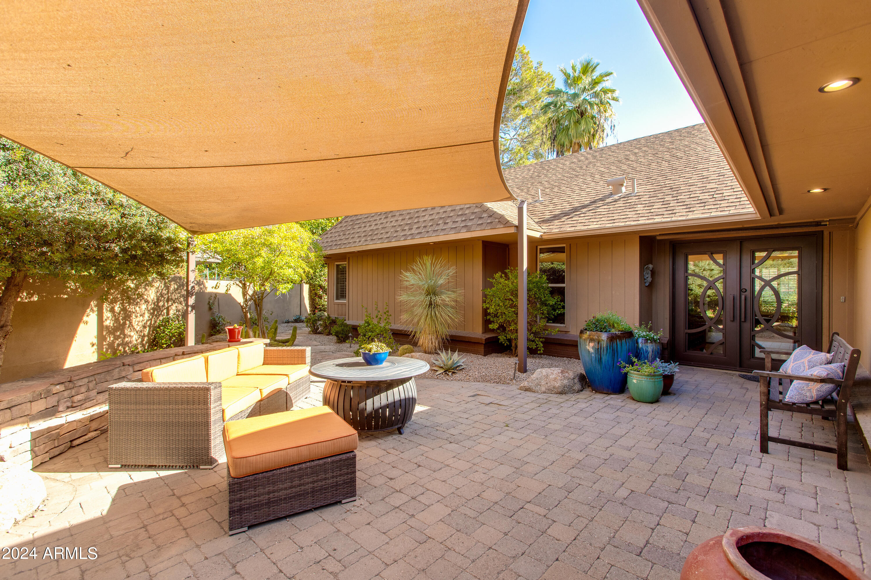 2044 E PASADENA Avenue