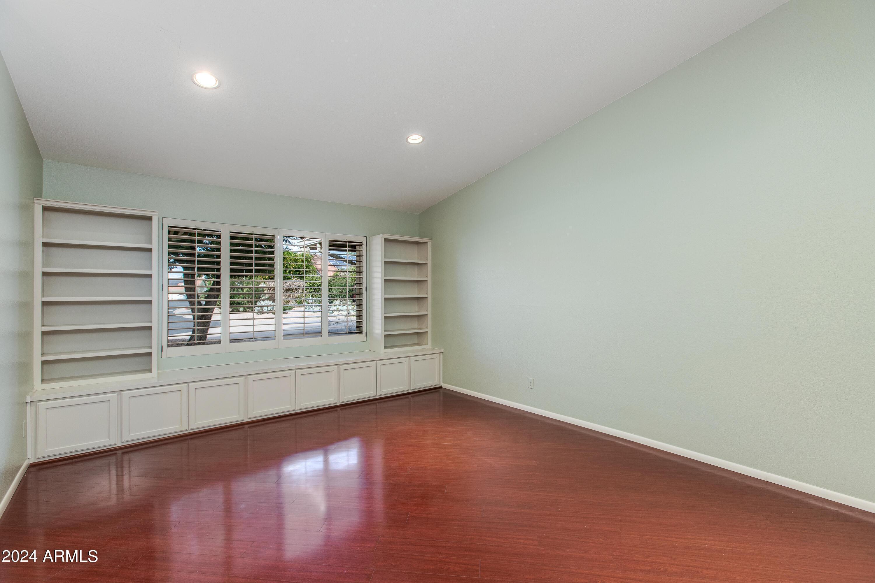 5735 E Hartford Avenue