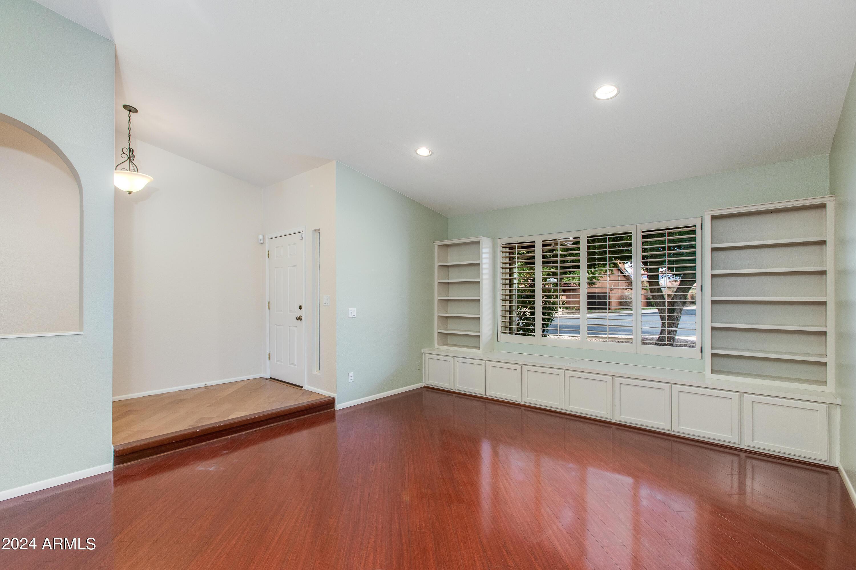 5735 E Hartford Avenue