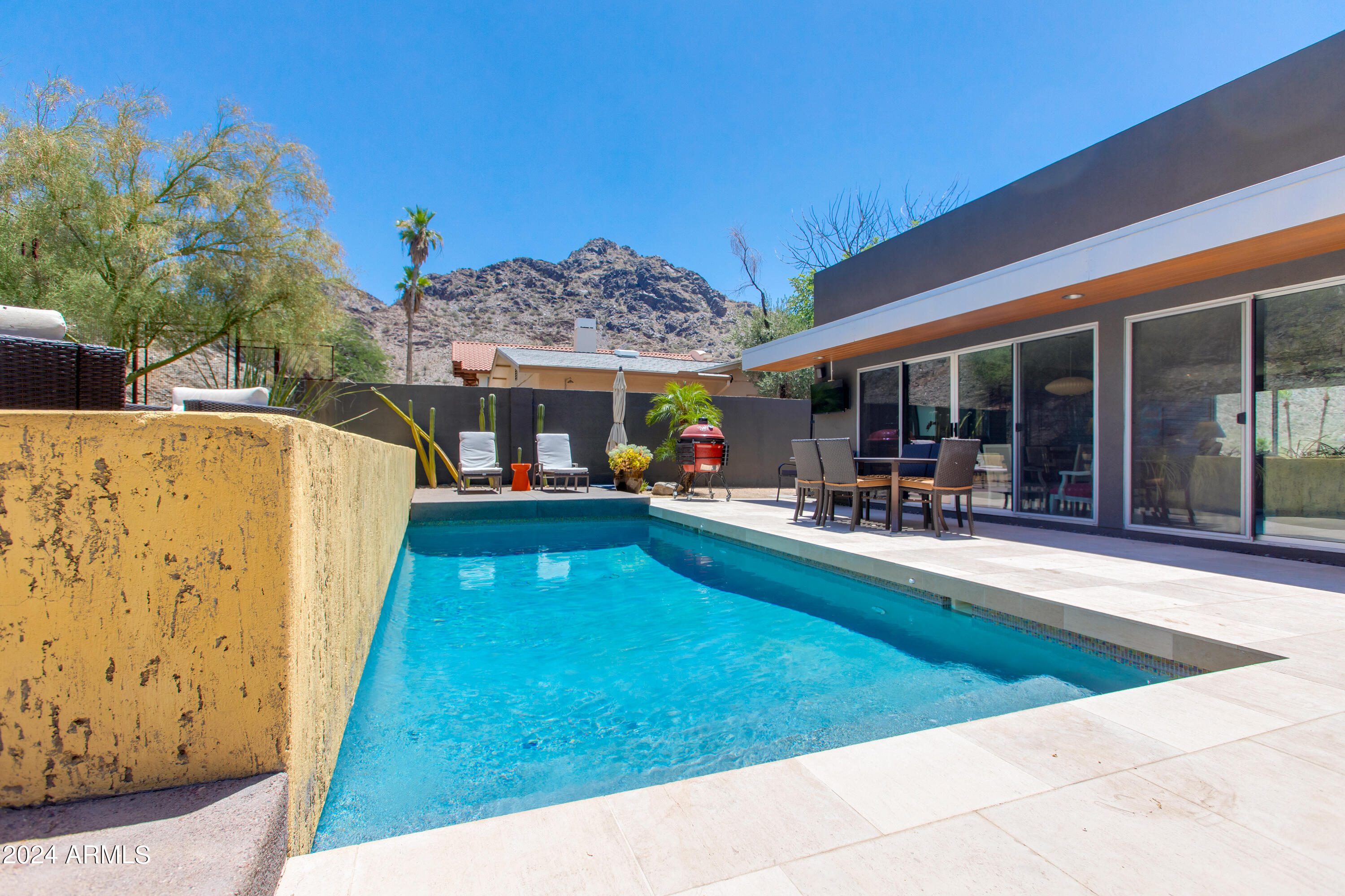 2230 E BELMONT Avenue