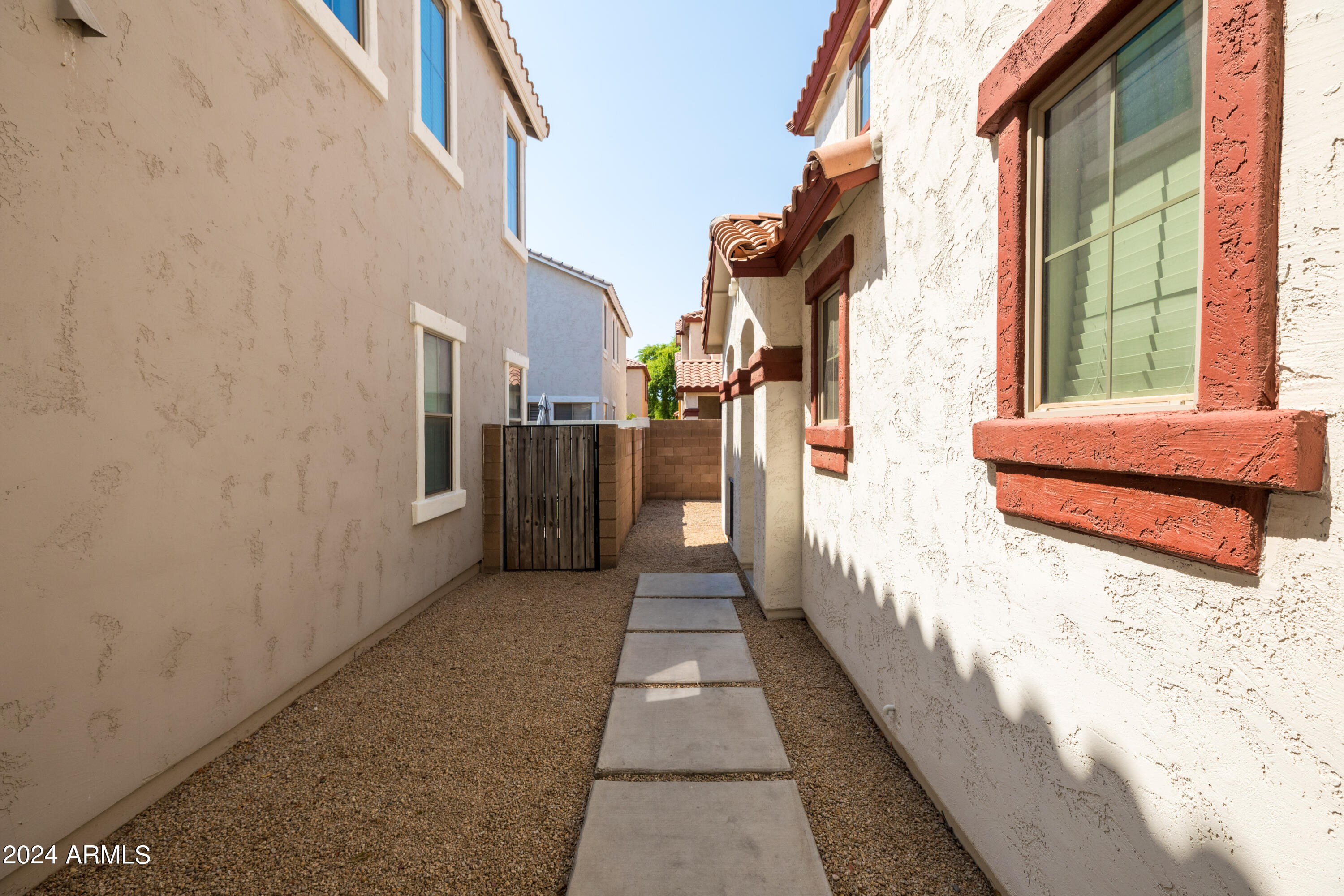 864 S COLONIAL Drive