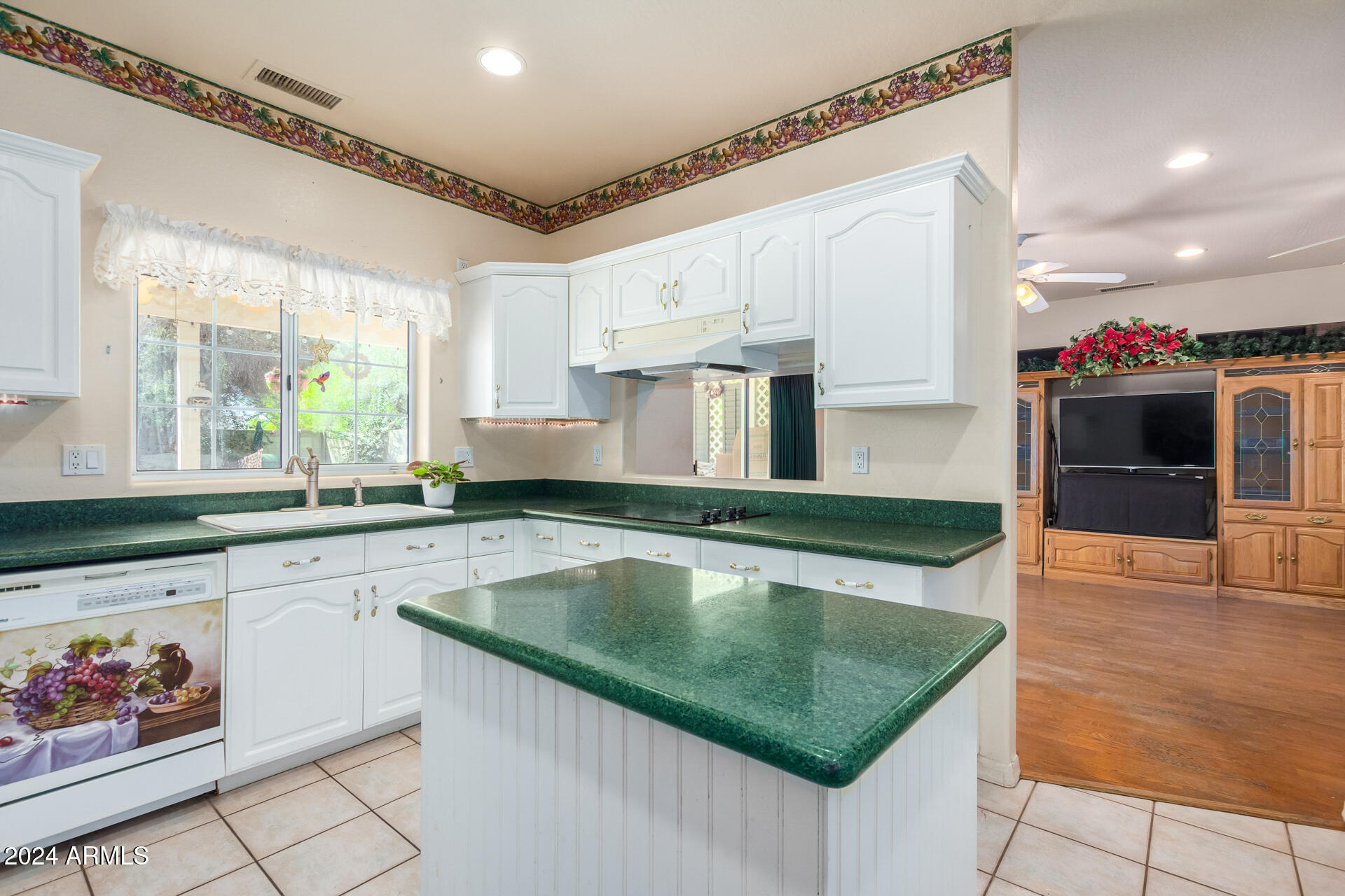 7348 N 9th Place