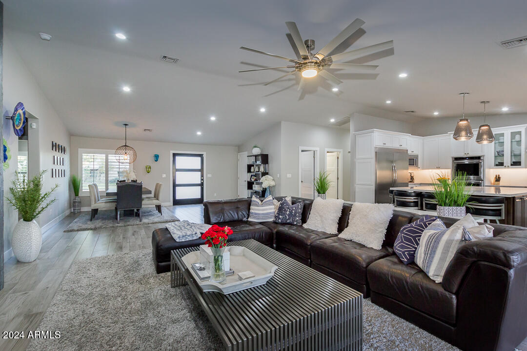 5020 E PERSHING Avenue