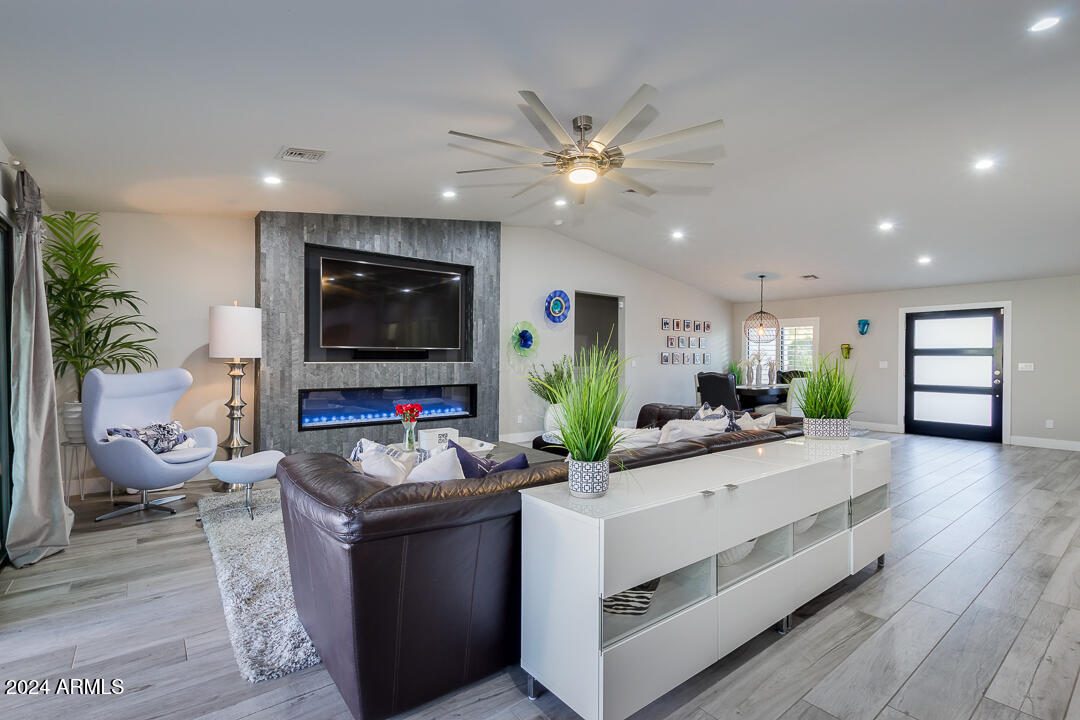 5020 E PERSHING Avenue