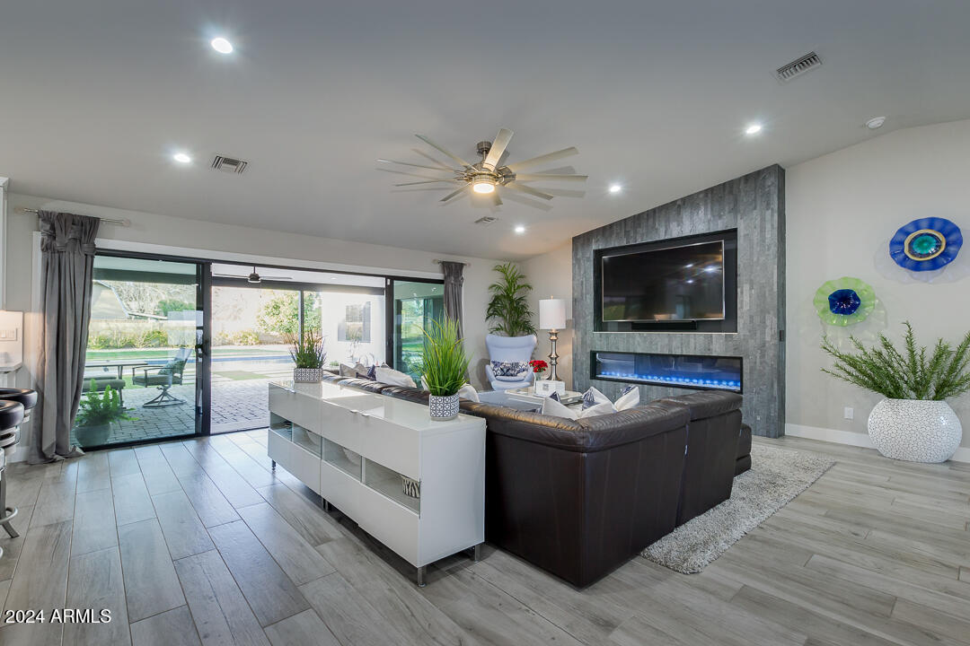 5020 E PERSHING Avenue