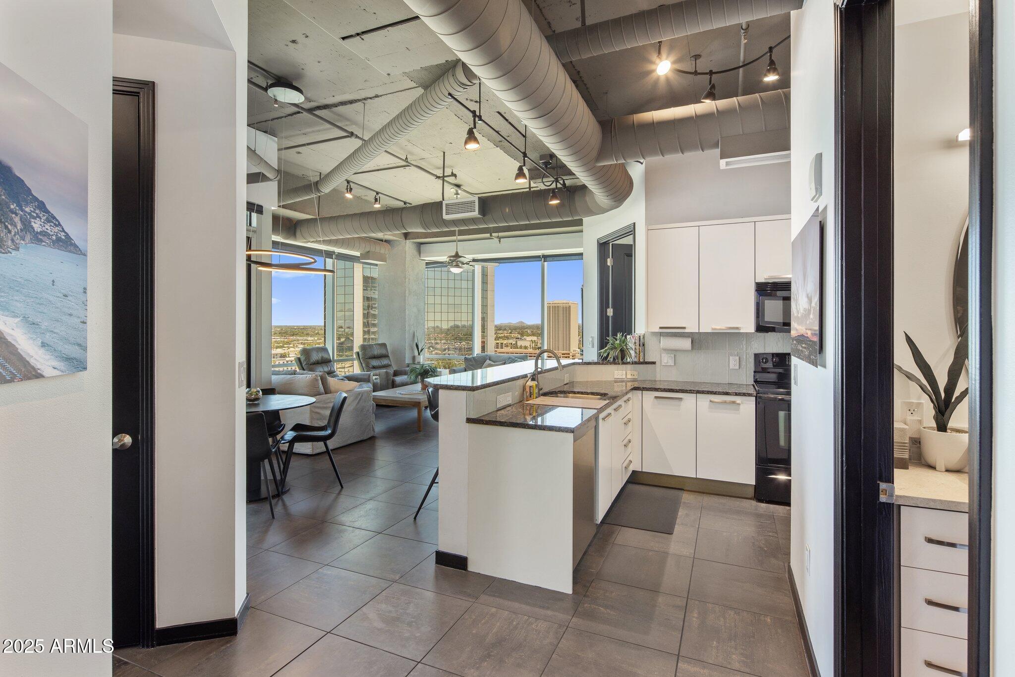 1 E LEXINGTON Avenue, 1209