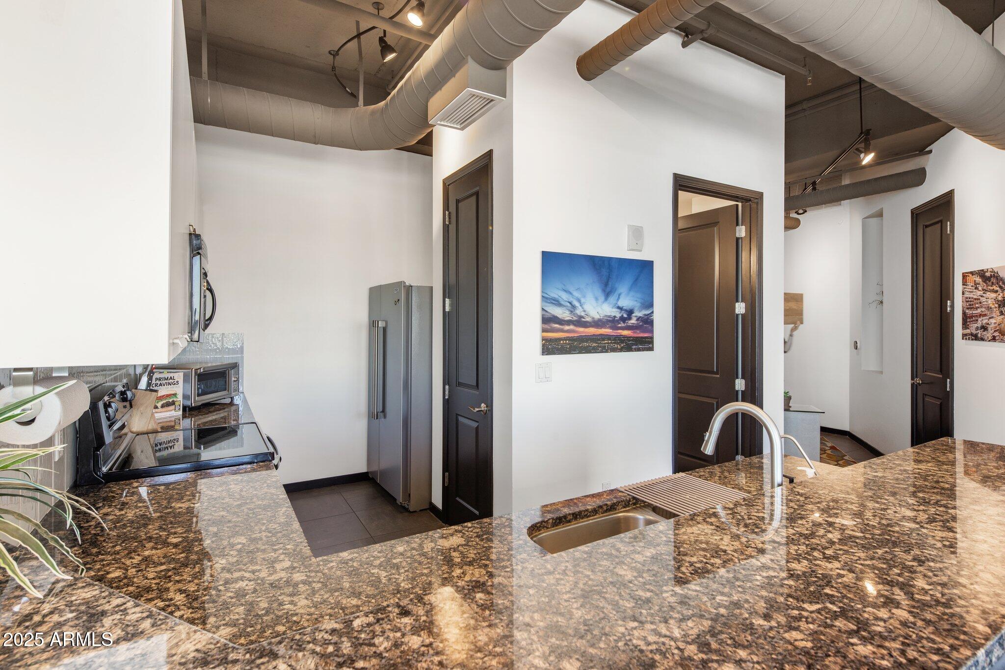 1 E LEXINGTON Avenue, 1209