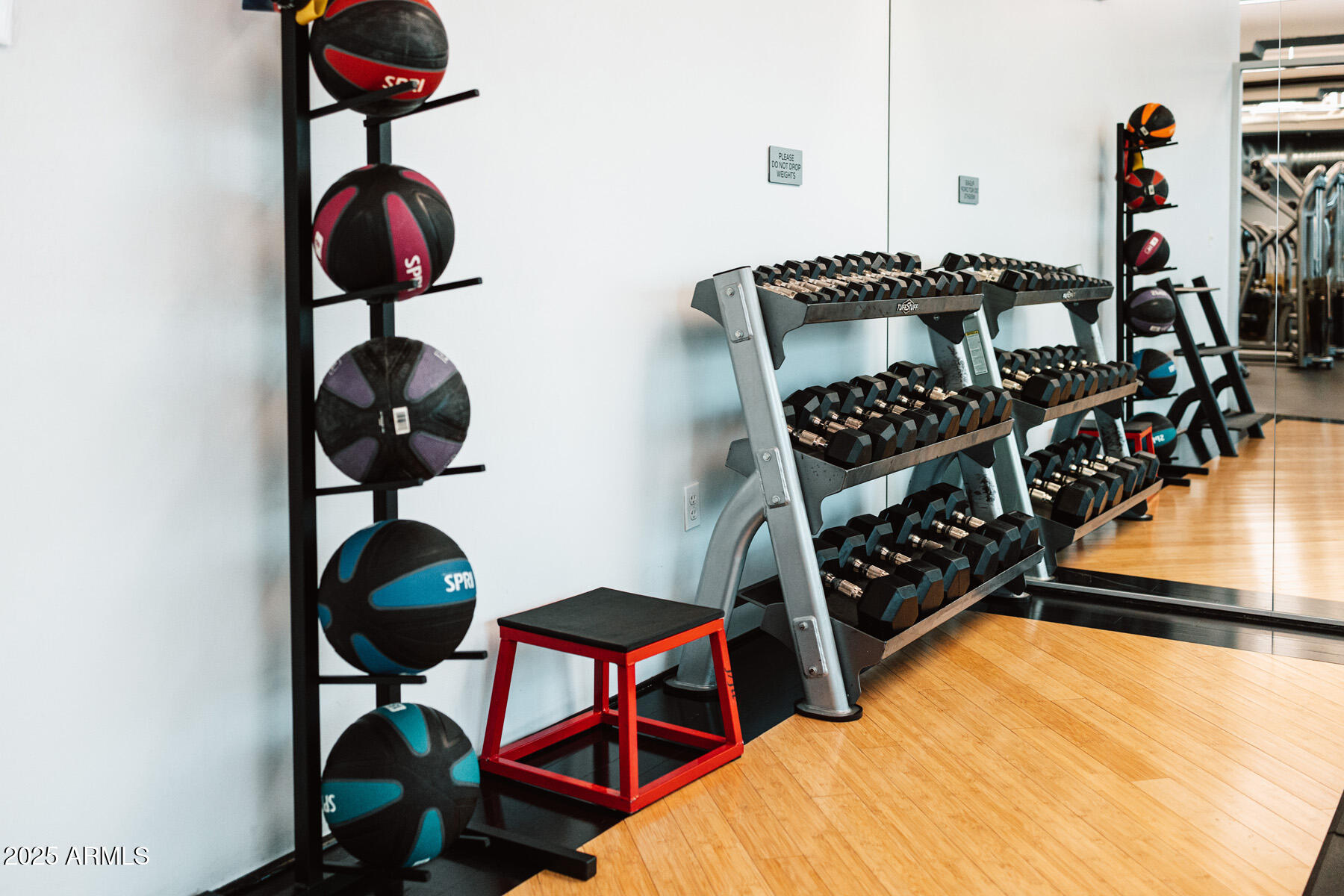 1 E LEXINGTON Avenue, 1209