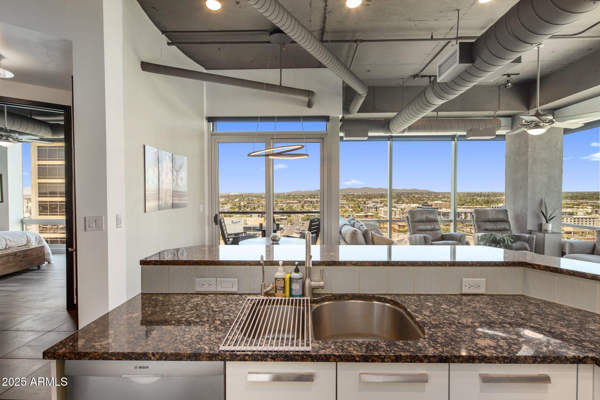 1 E LEXINGTON Avenue, 1209