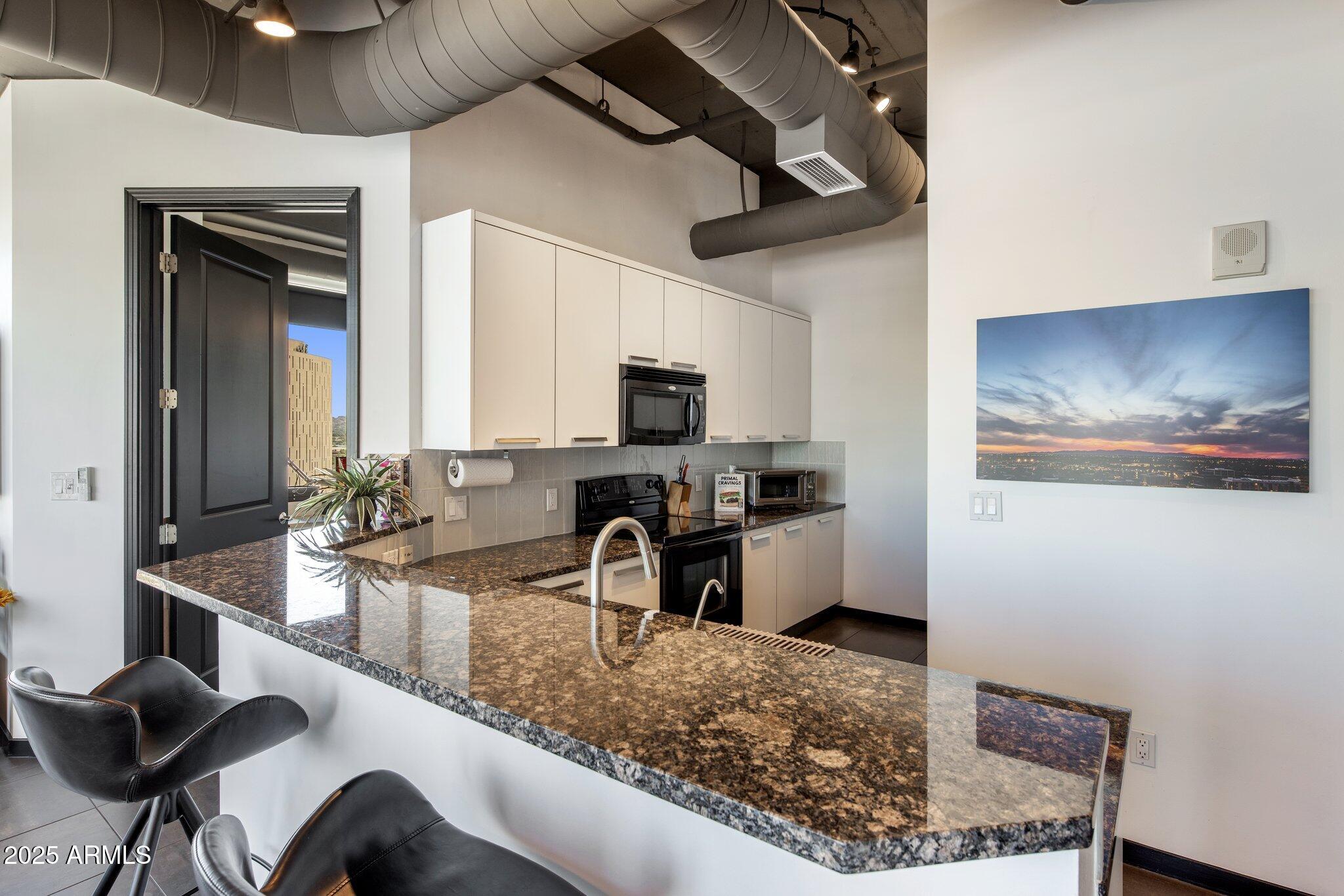 1 E LEXINGTON Avenue, 1209