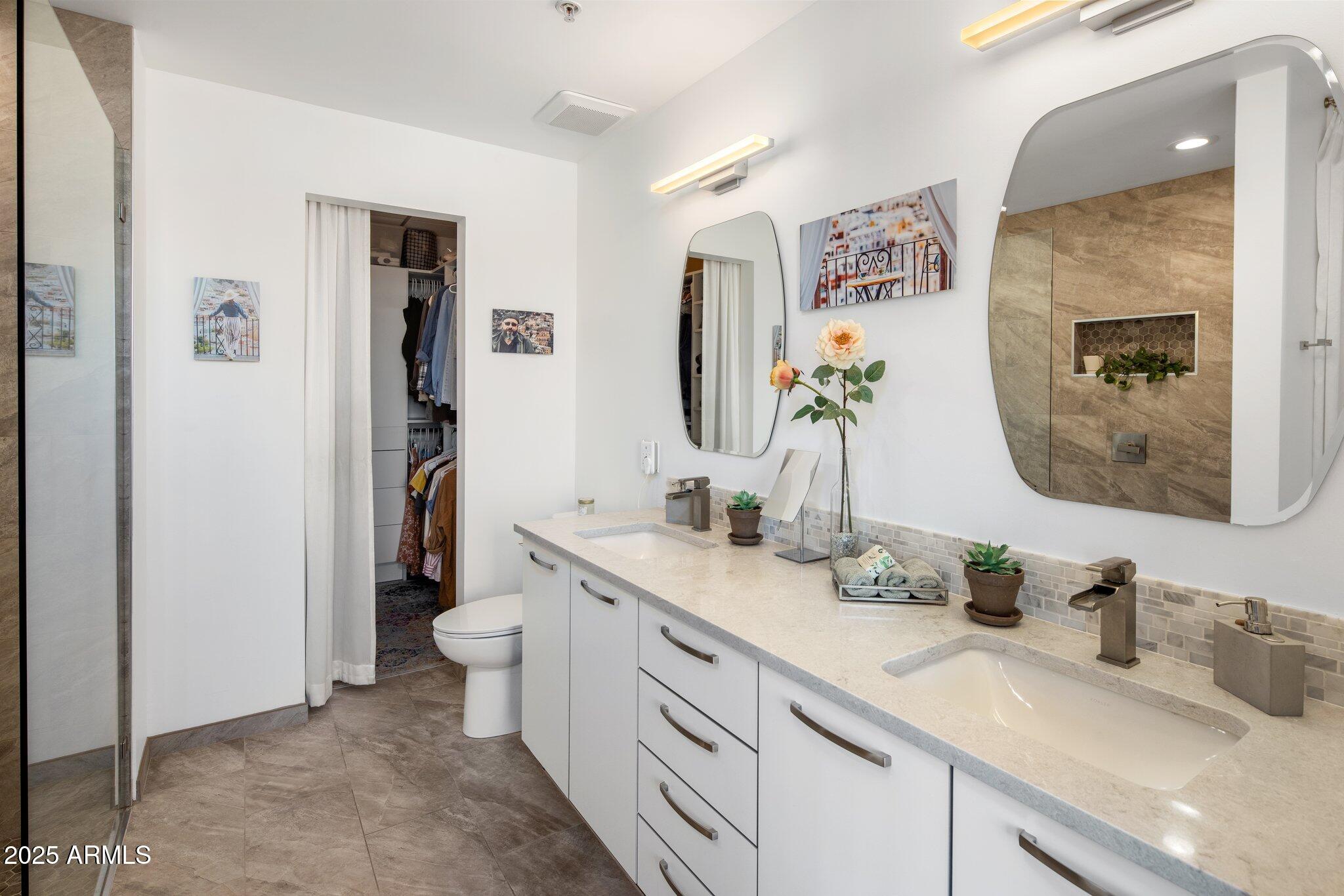 1 E LEXINGTON Avenue, 1209