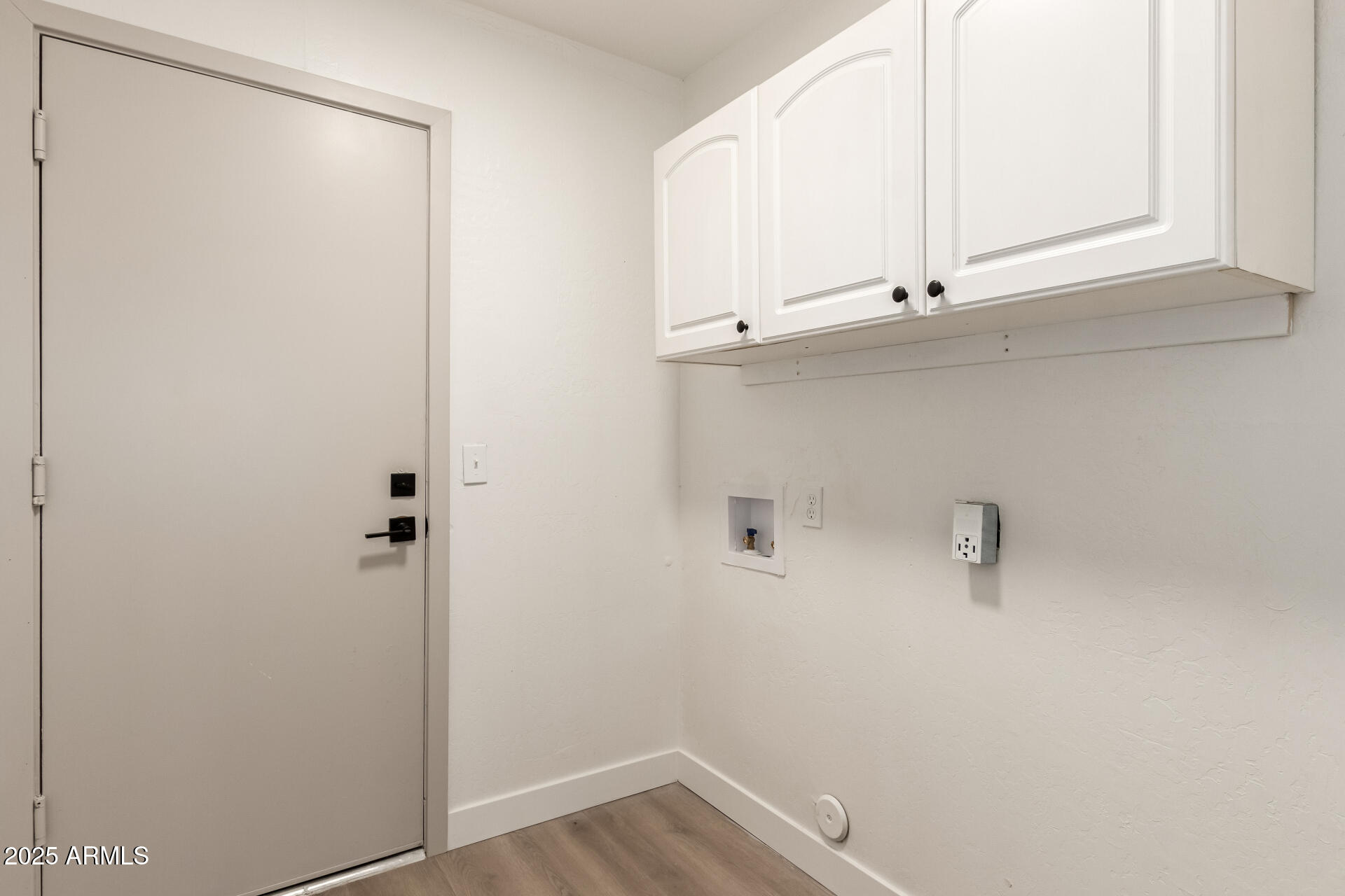 325 N REDROCK Street