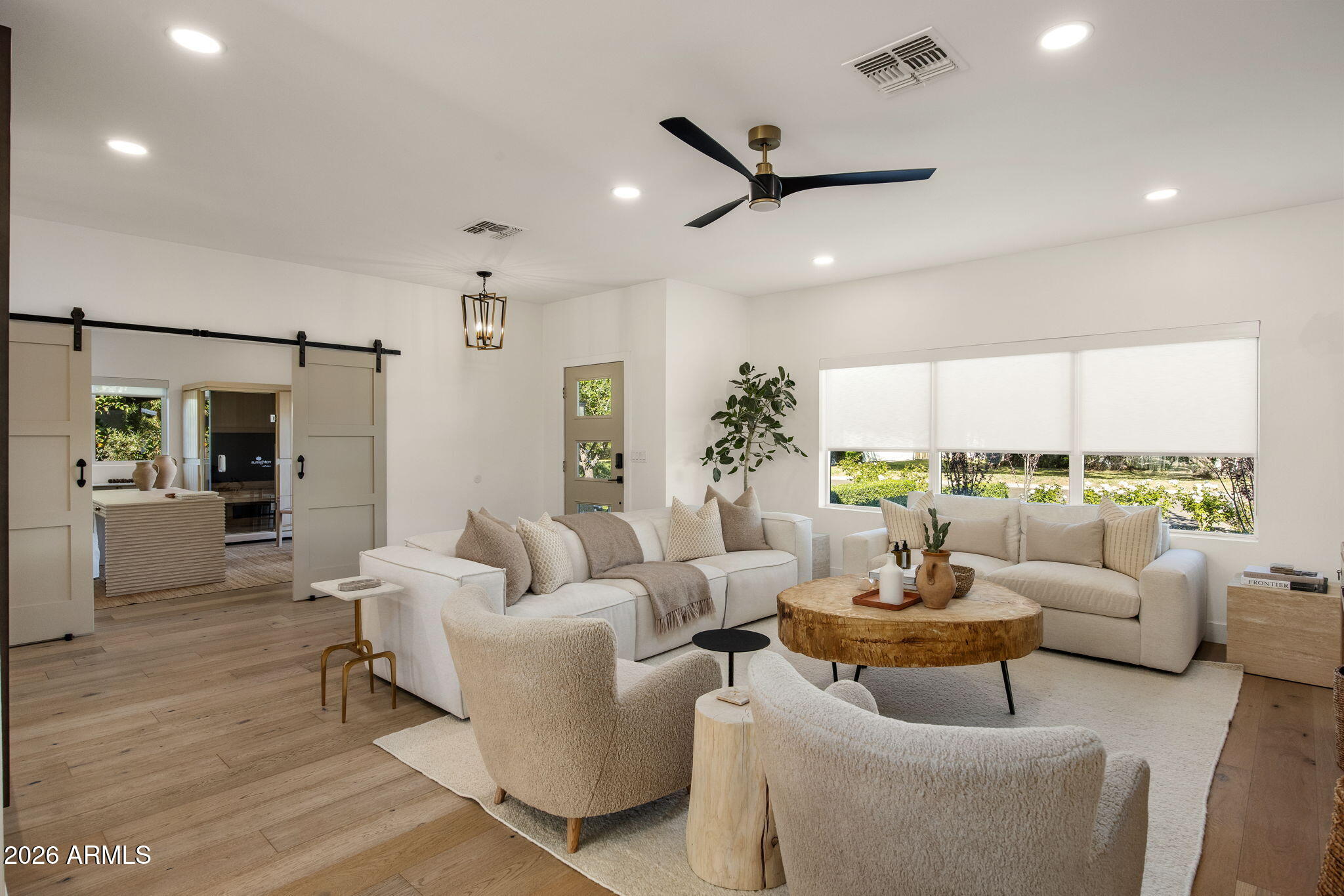 4119 E INDIANOLA Avenue