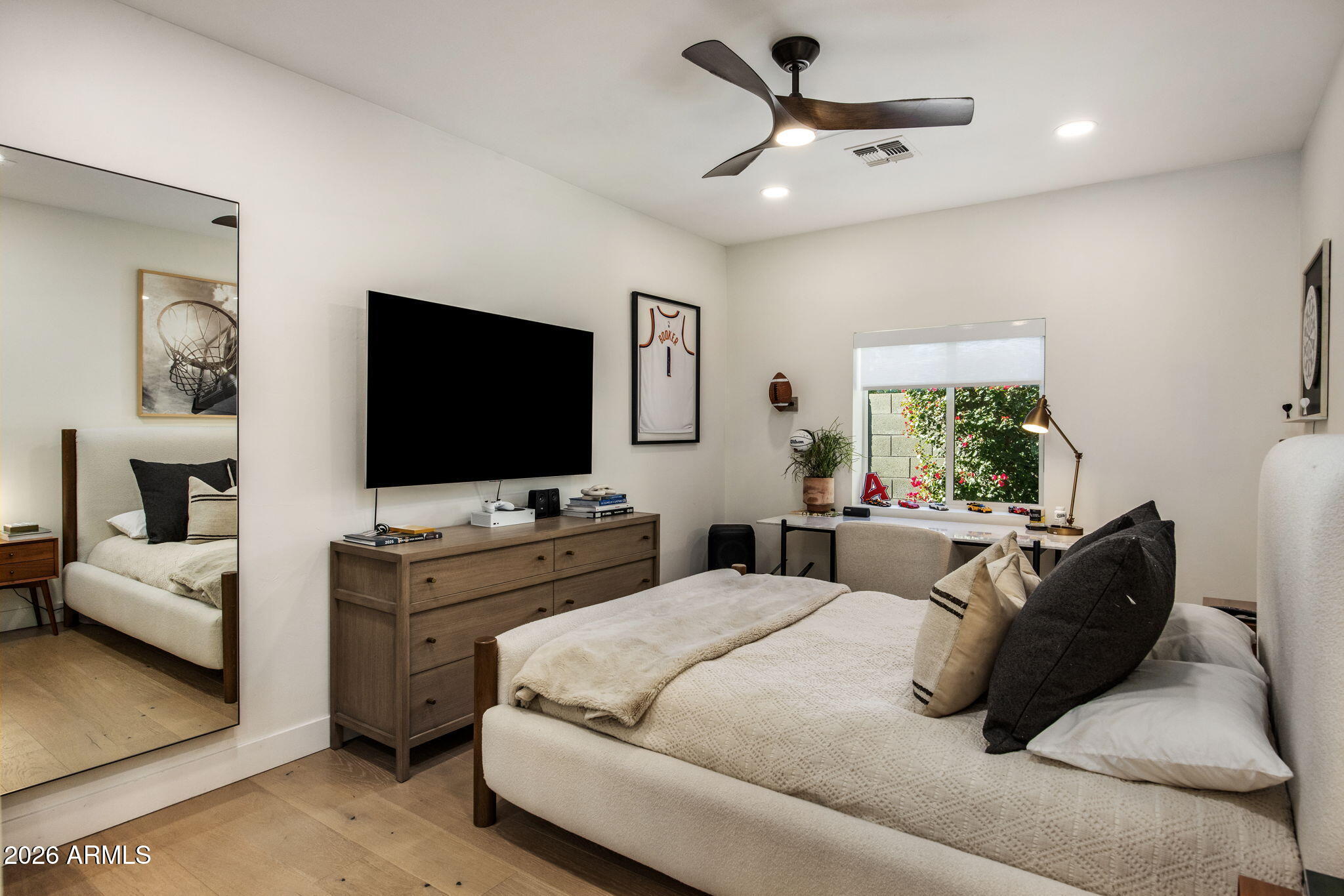 4119 E INDIANOLA Avenue