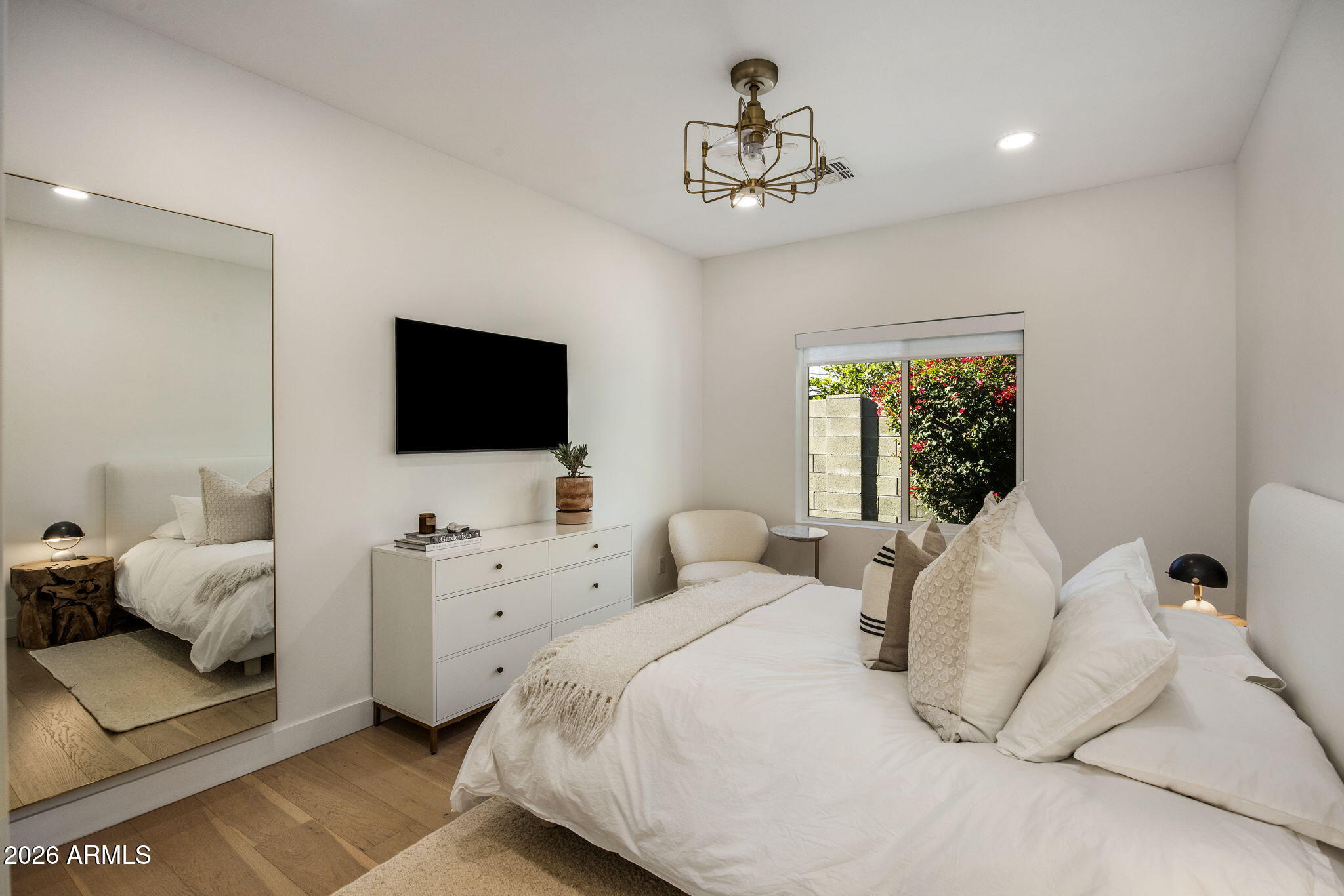 4119 E INDIANOLA Avenue