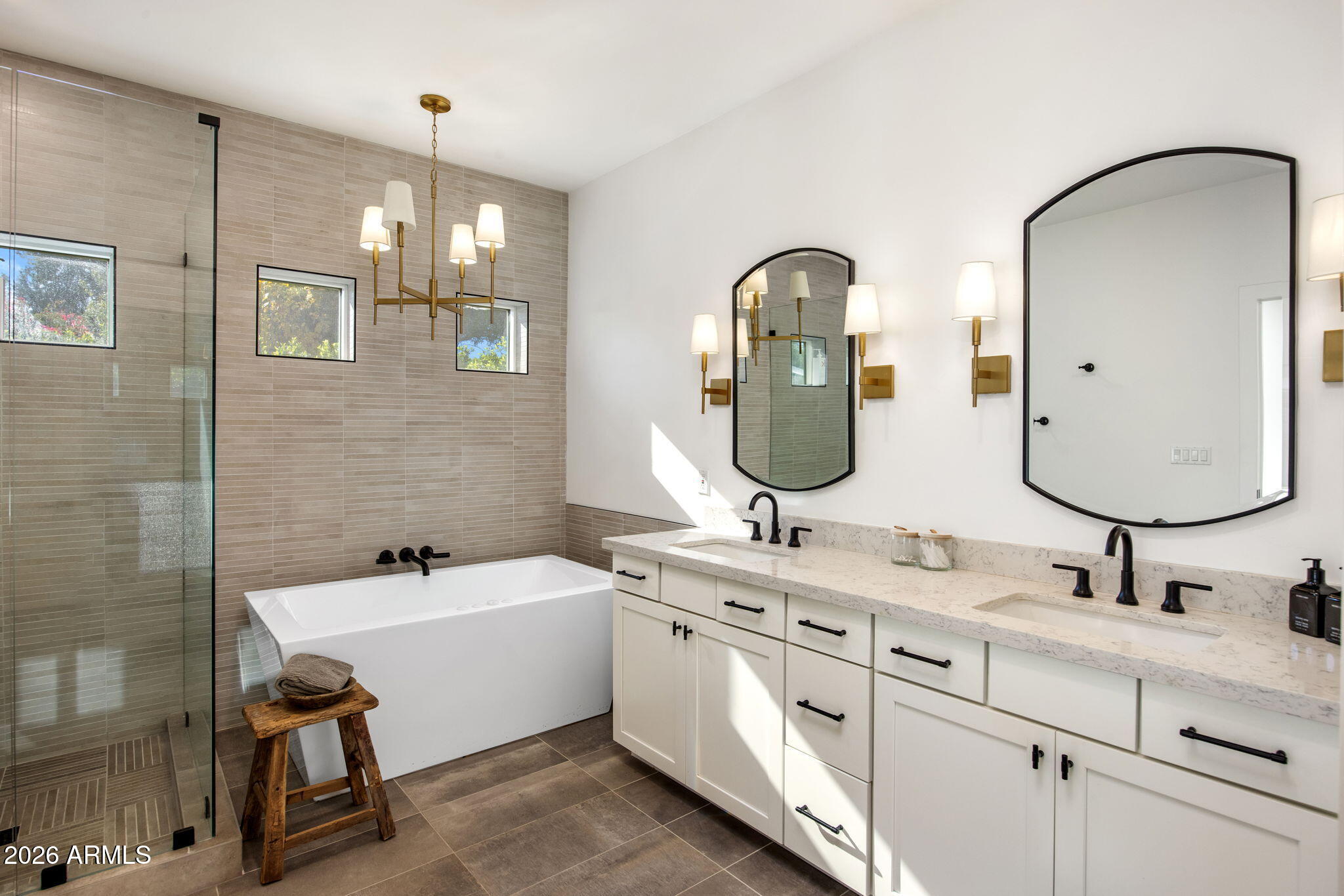 4119 E INDIANOLA Avenue