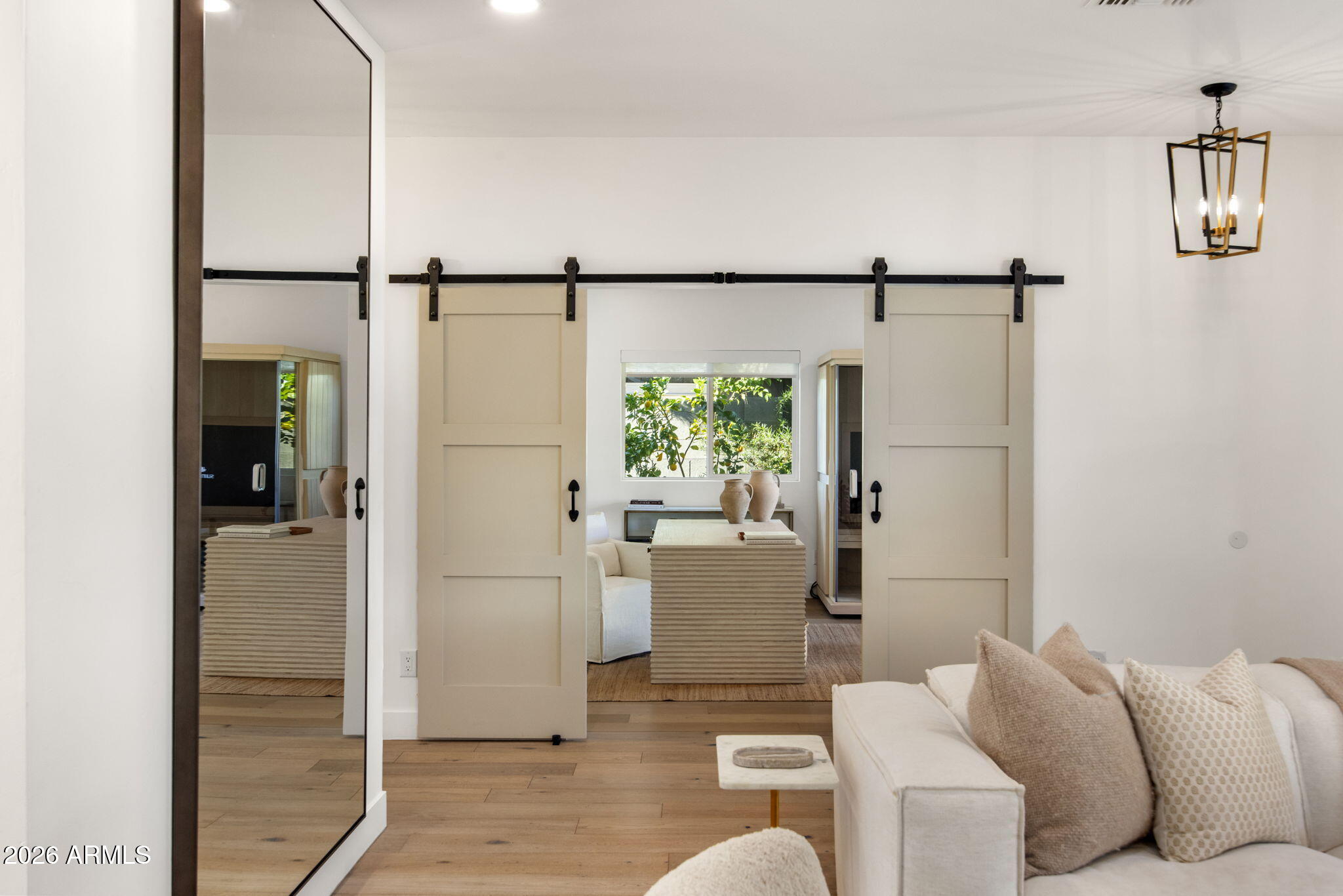 4119 E INDIANOLA Avenue