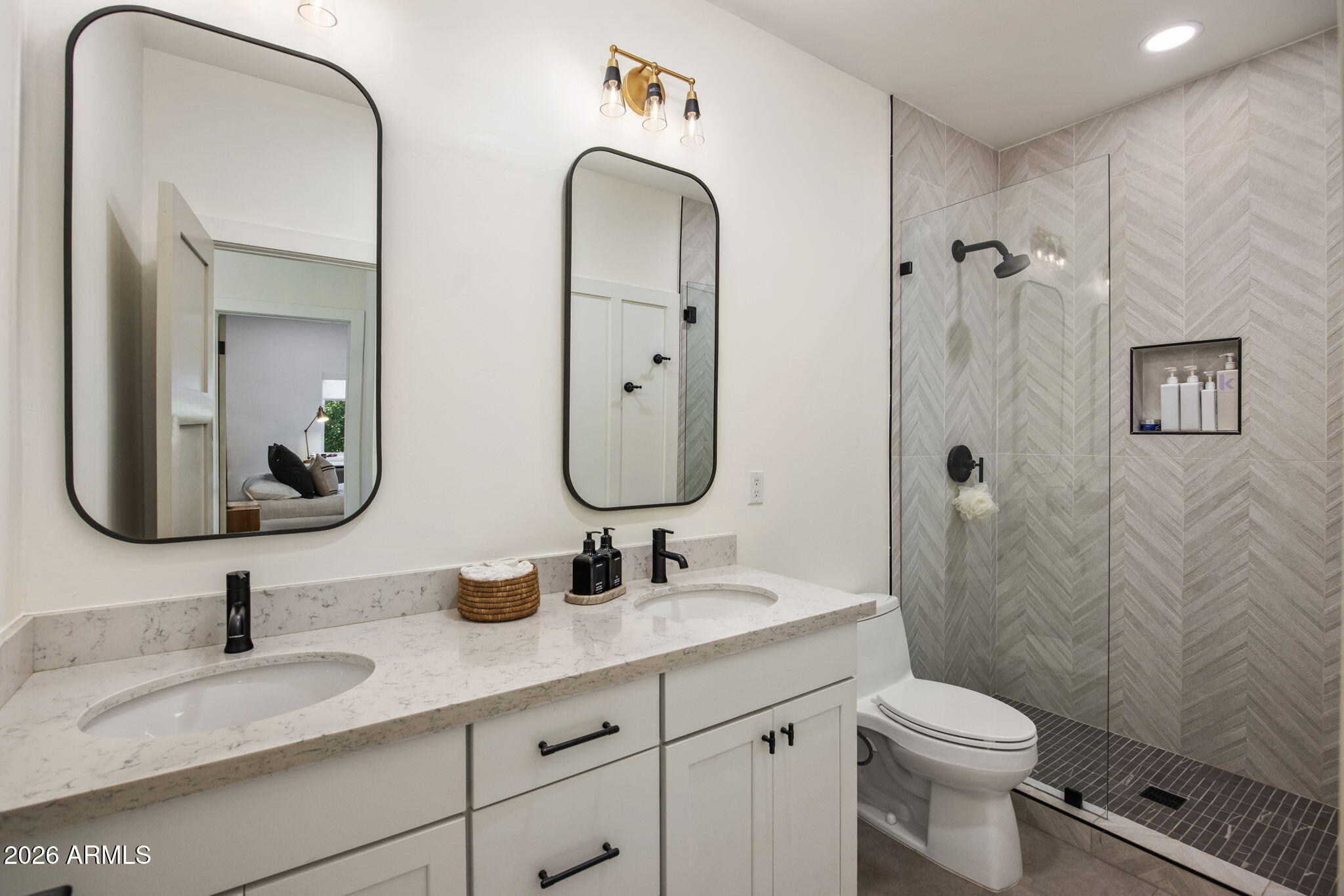 4119 E INDIANOLA Avenue