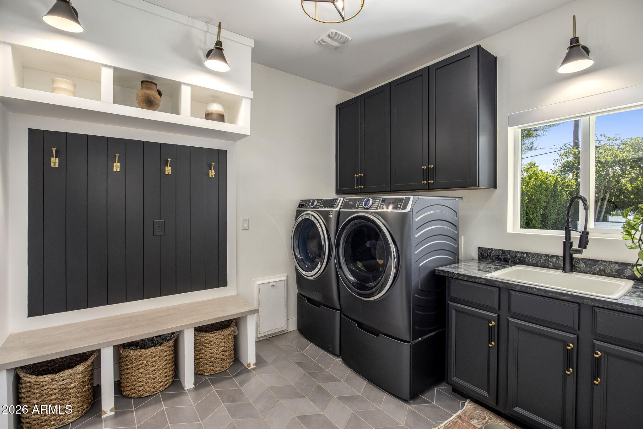 4119 E INDIANOLA Avenue