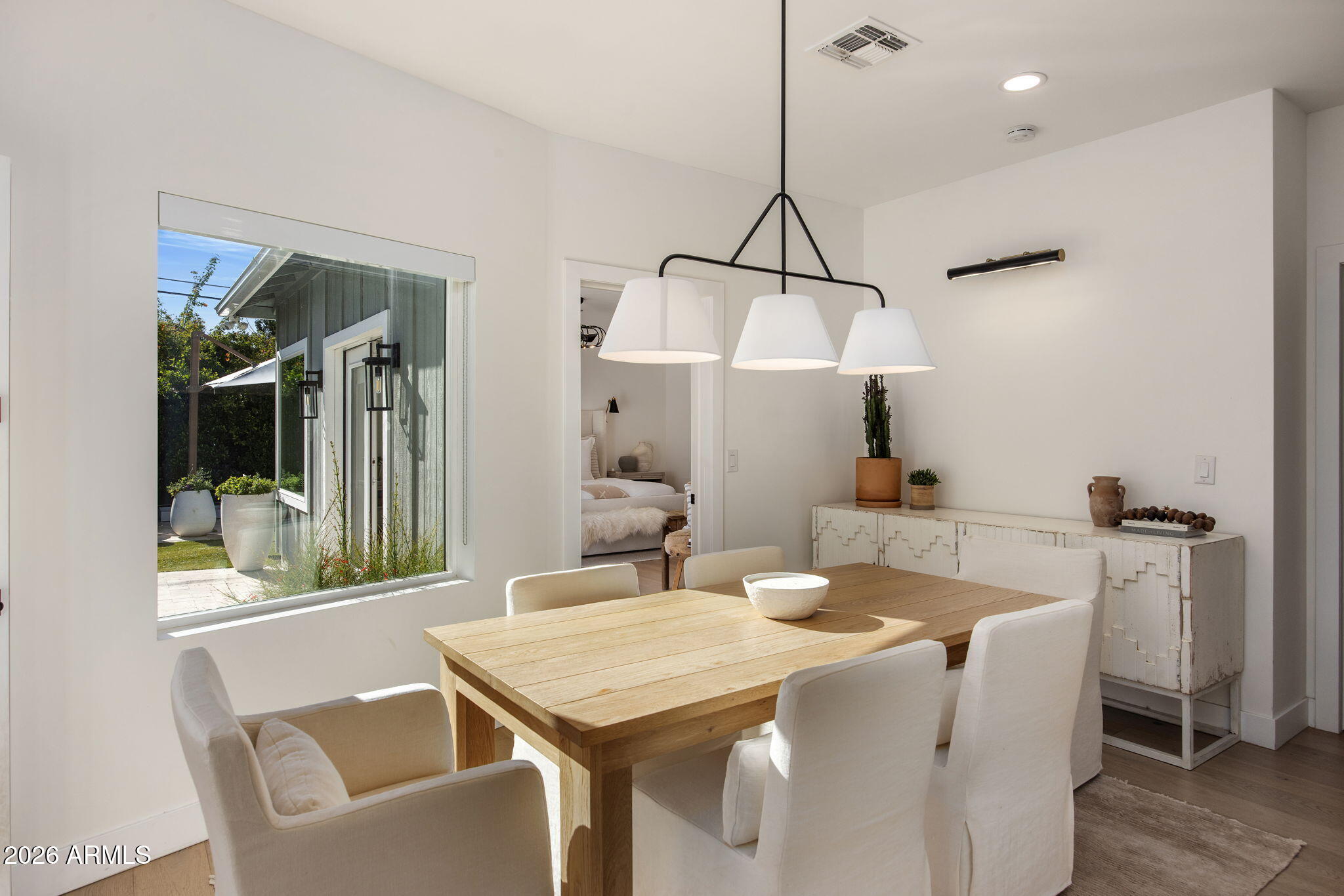 4119 E INDIANOLA Avenue