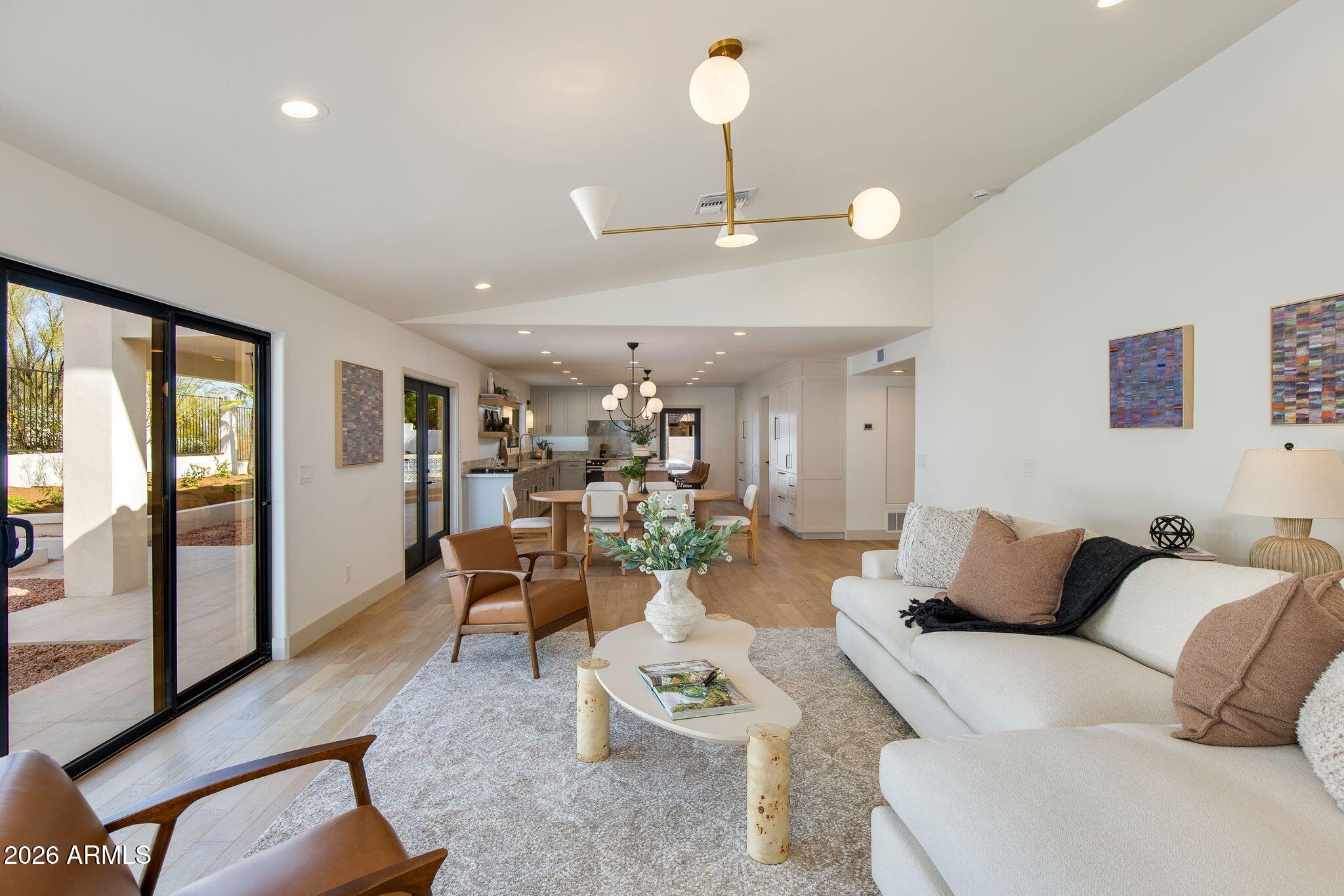 2212 E CINNABAR Avenue