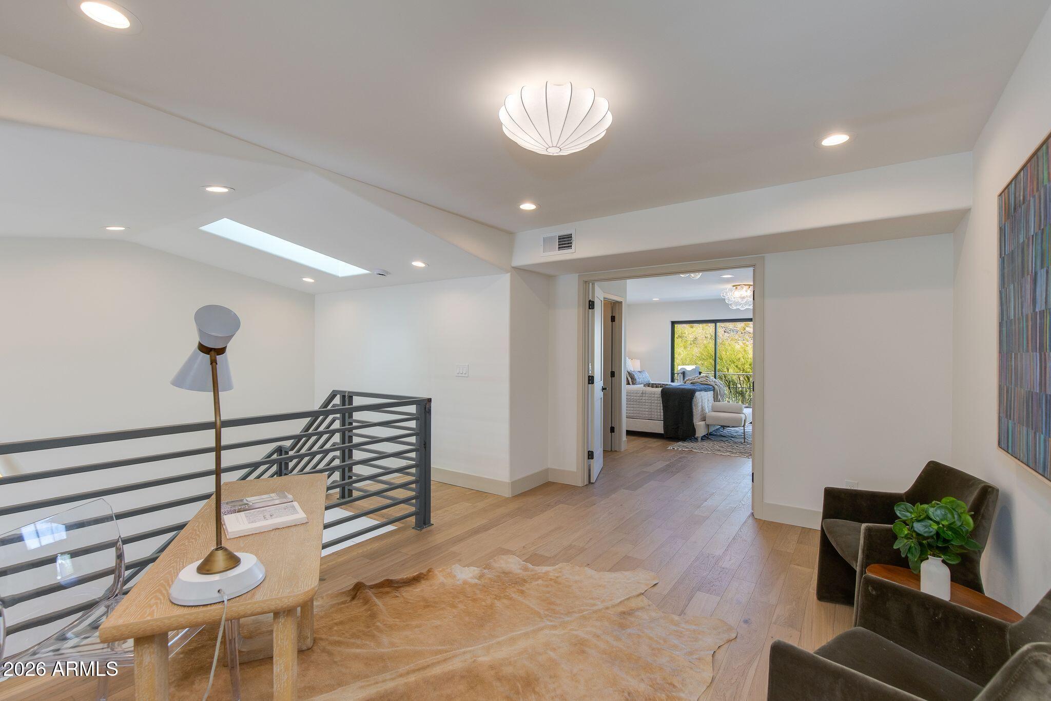 2212 E CINNABAR Avenue