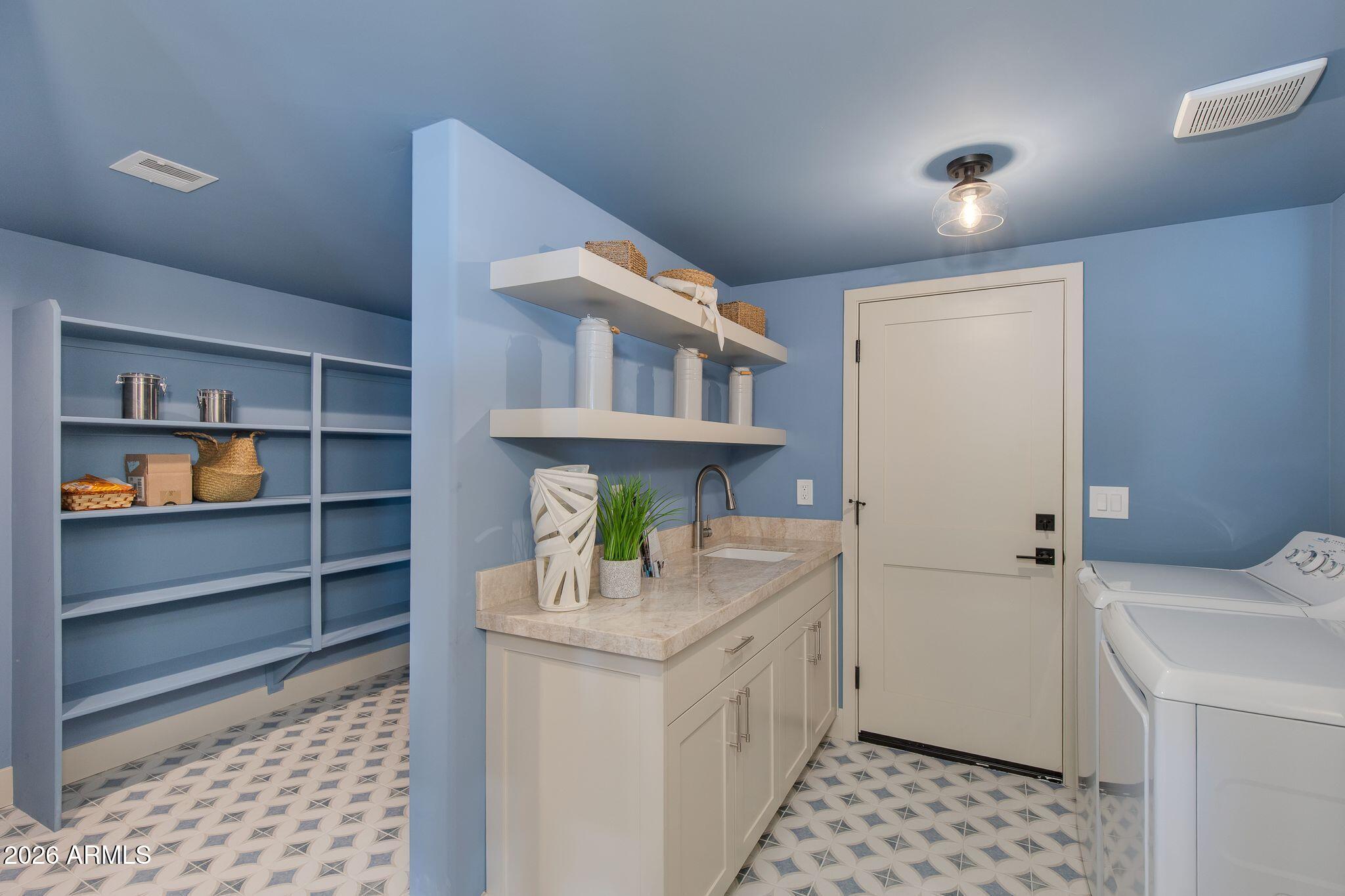 2212 E CINNABAR Avenue