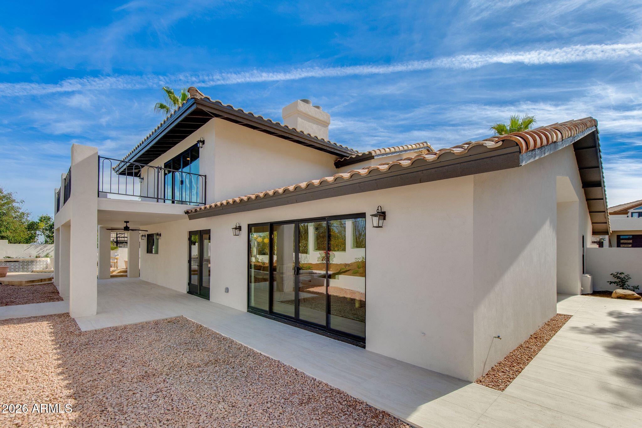 2212 E CINNABAR Avenue