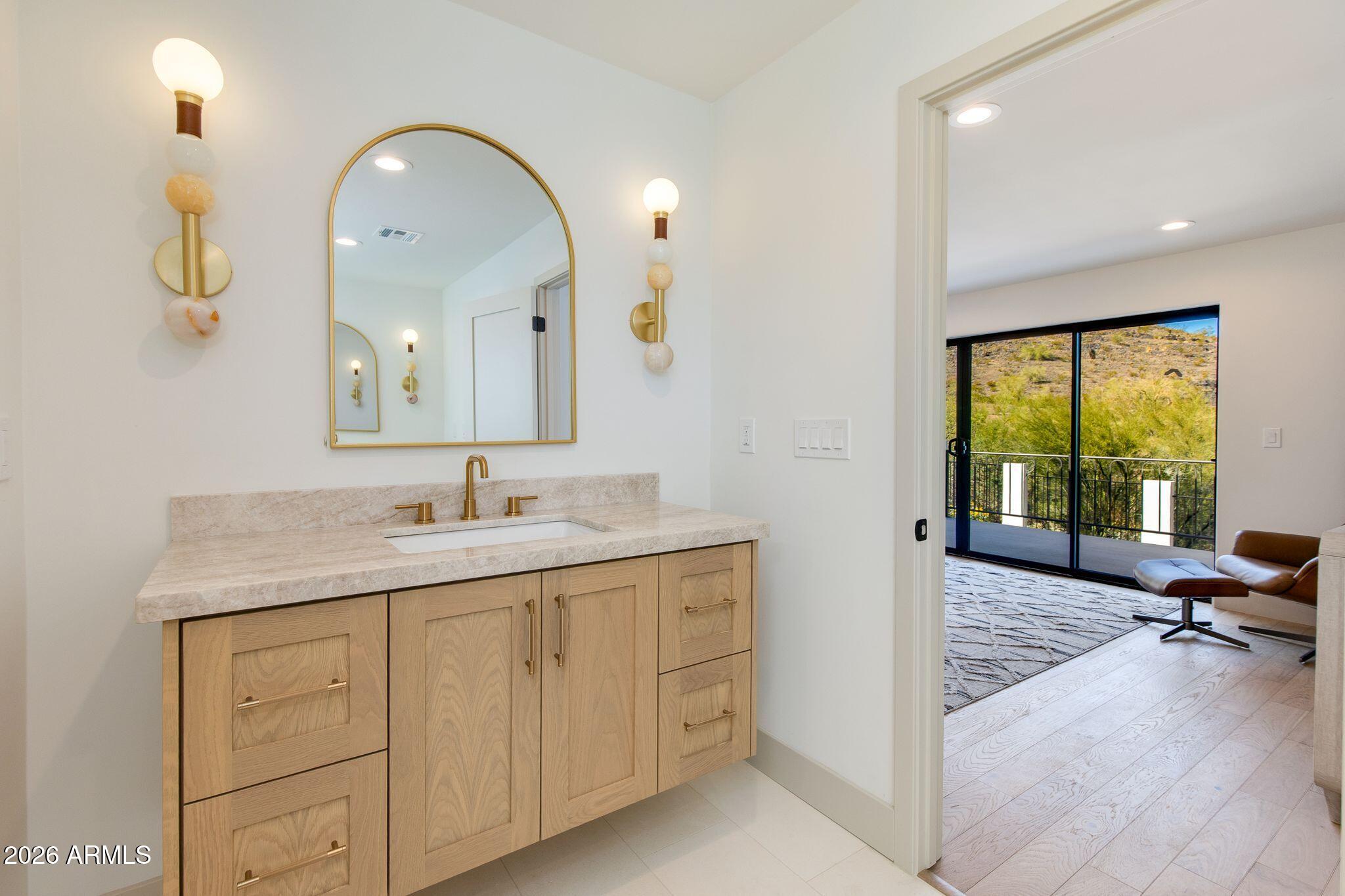 2212 E CINNABAR Avenue