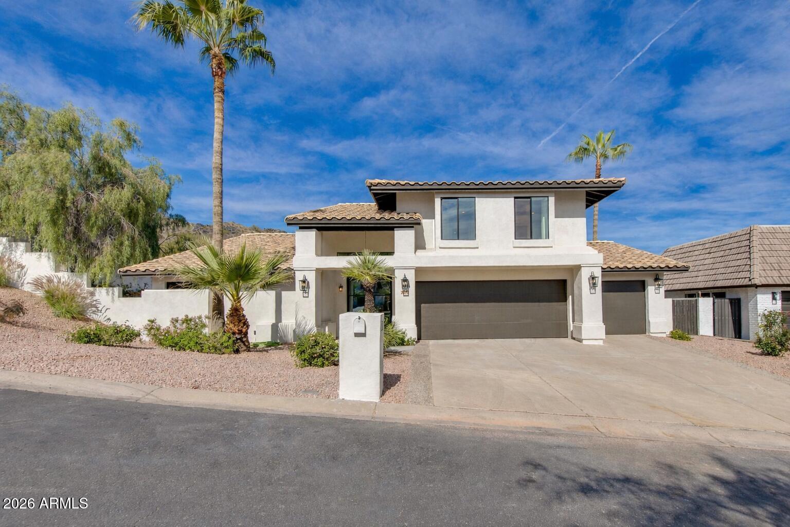 2212 E CINNABAR Avenue