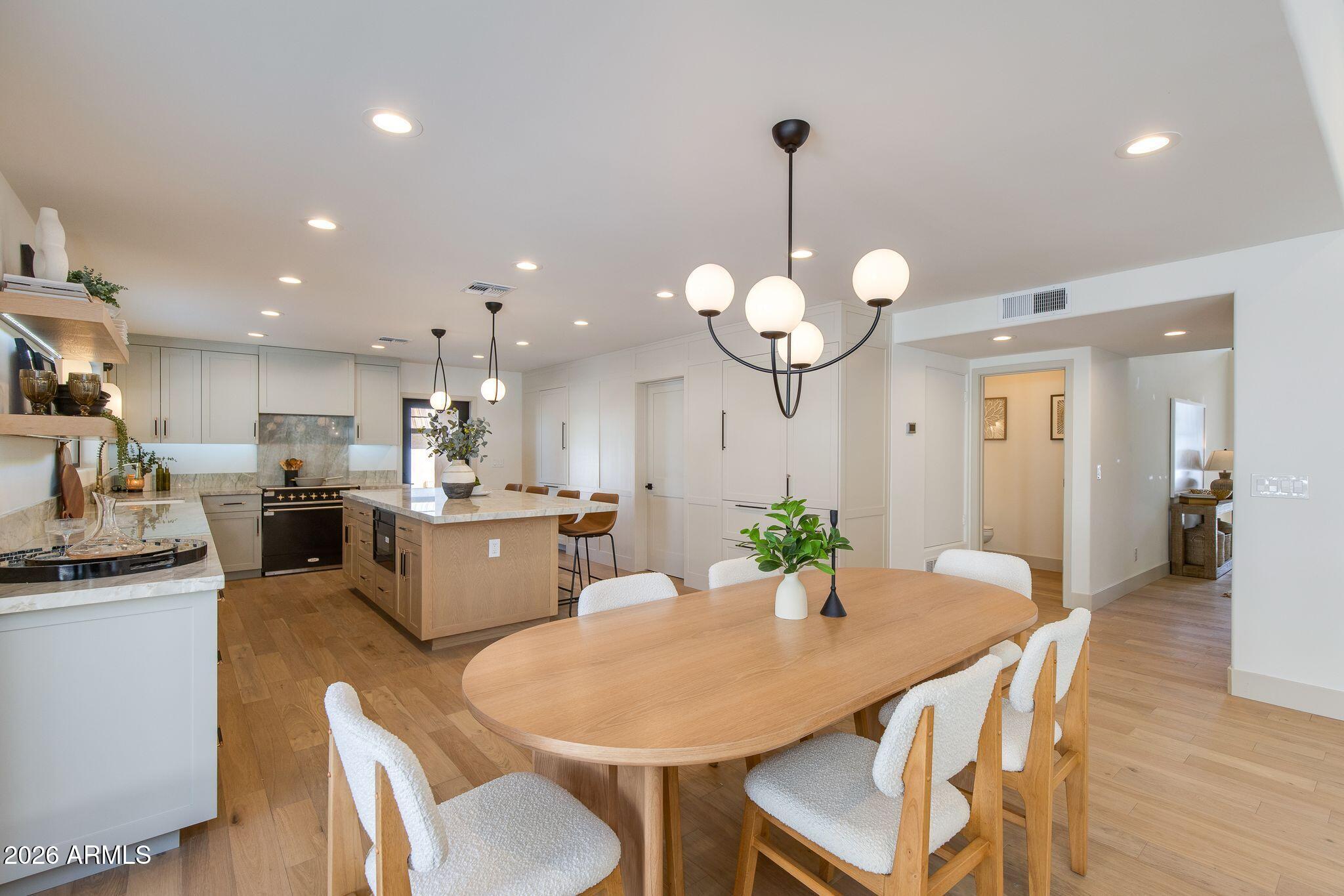 2212 E CINNABAR Avenue